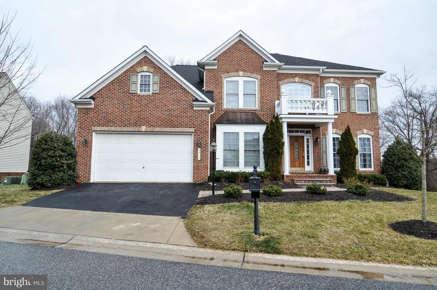 Beautiful SF home featuring Gourmet kitchen w/ custom cabinets, granite counters, Stainless steel, Island, kitchen office & Large eat-in area. Sep dining room w/crown moldings and chair railing. Lg FR w/ Stacked stone Fireplace, Lg Library w/french doors, Mbr w/3 sided FP, Sit room. Mbath Whirlpool, Sep vanities & shower. Lg Rec room with 5th BR & Full bath. Walk out to Patio and wooded lot.