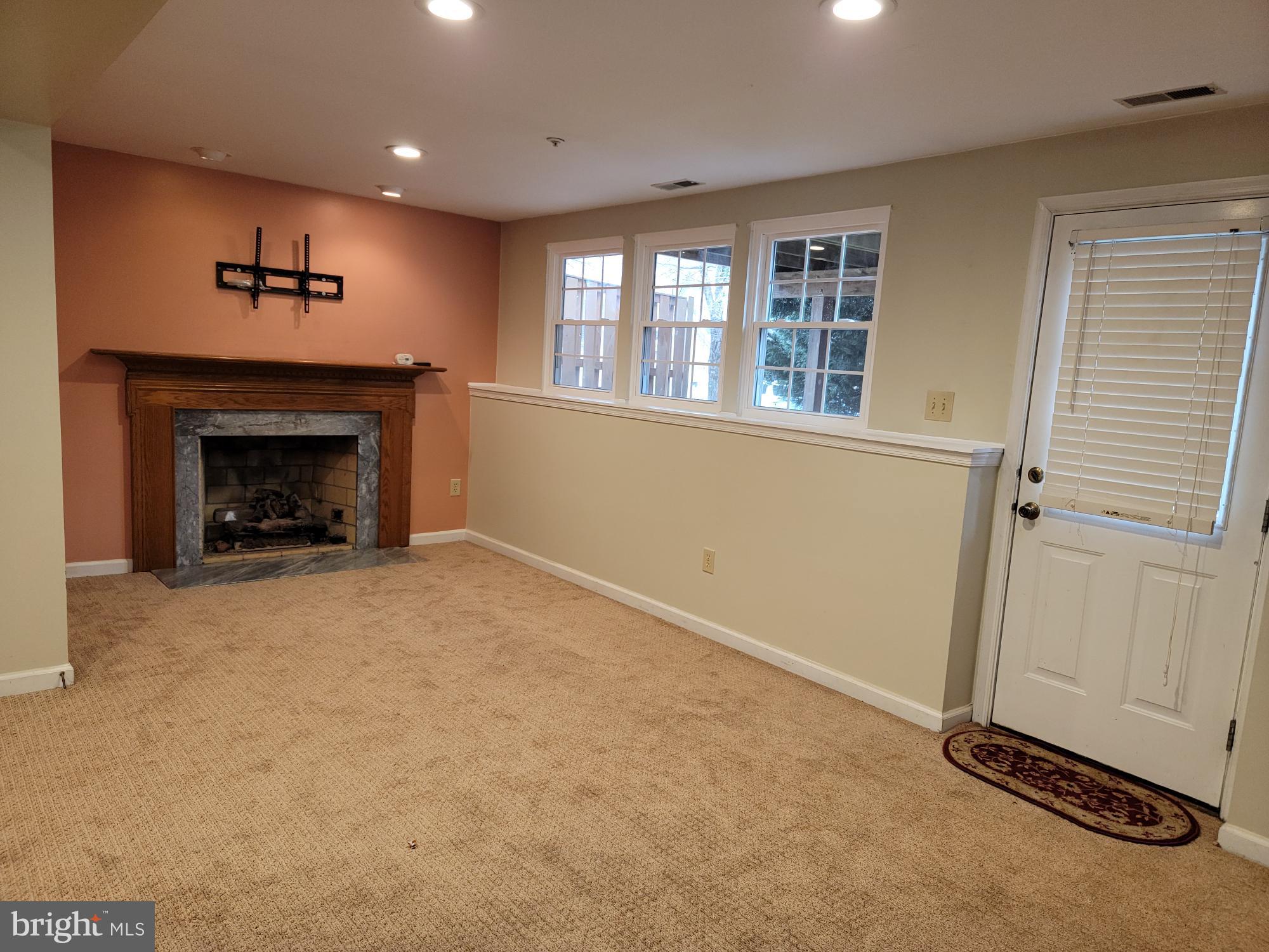 LAKE HALLOWELL - Residential