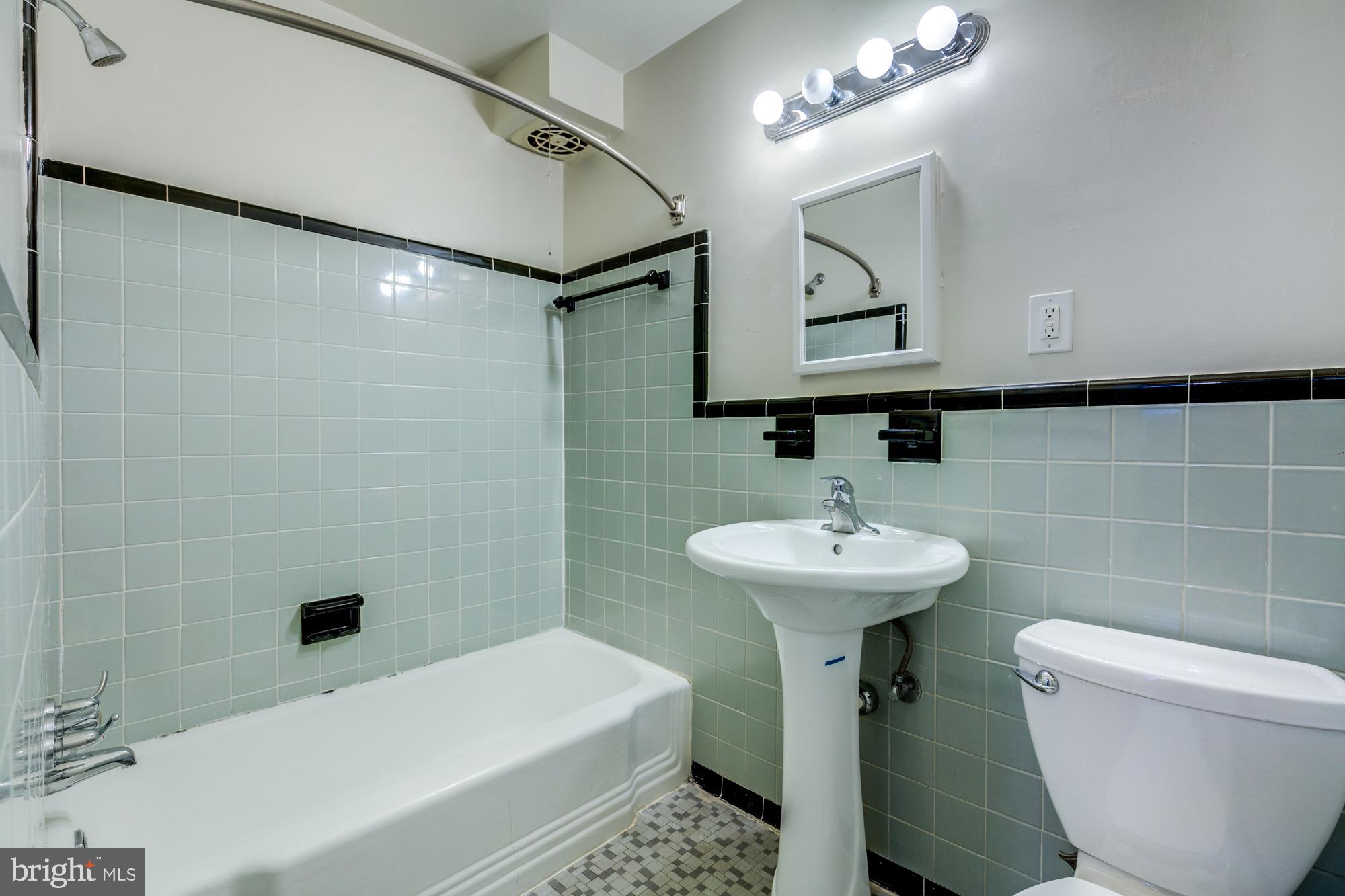 COURTHOUSE - Residential Lease