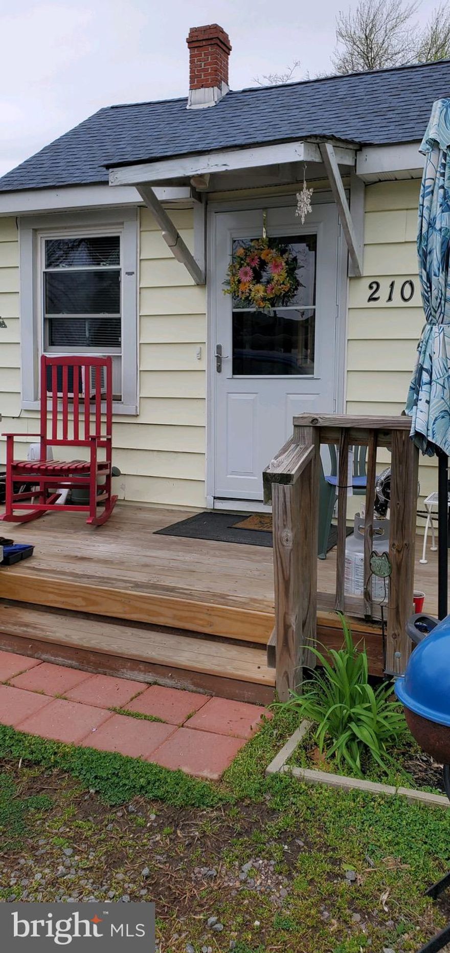 Very Cute Cottage located On The Point in the town Of Colonial Beach !
Walking distant to Boardwalk , Beach , Swimming , Fishing , Restaurants and Events ...
Golf Cart Community with Special Events & Parades ..
Washer/Dryer located in building to the left & Common Outdoor Area to the Right .

No Pets Please 
Must have Good Rental History & Good Credit To Apply .