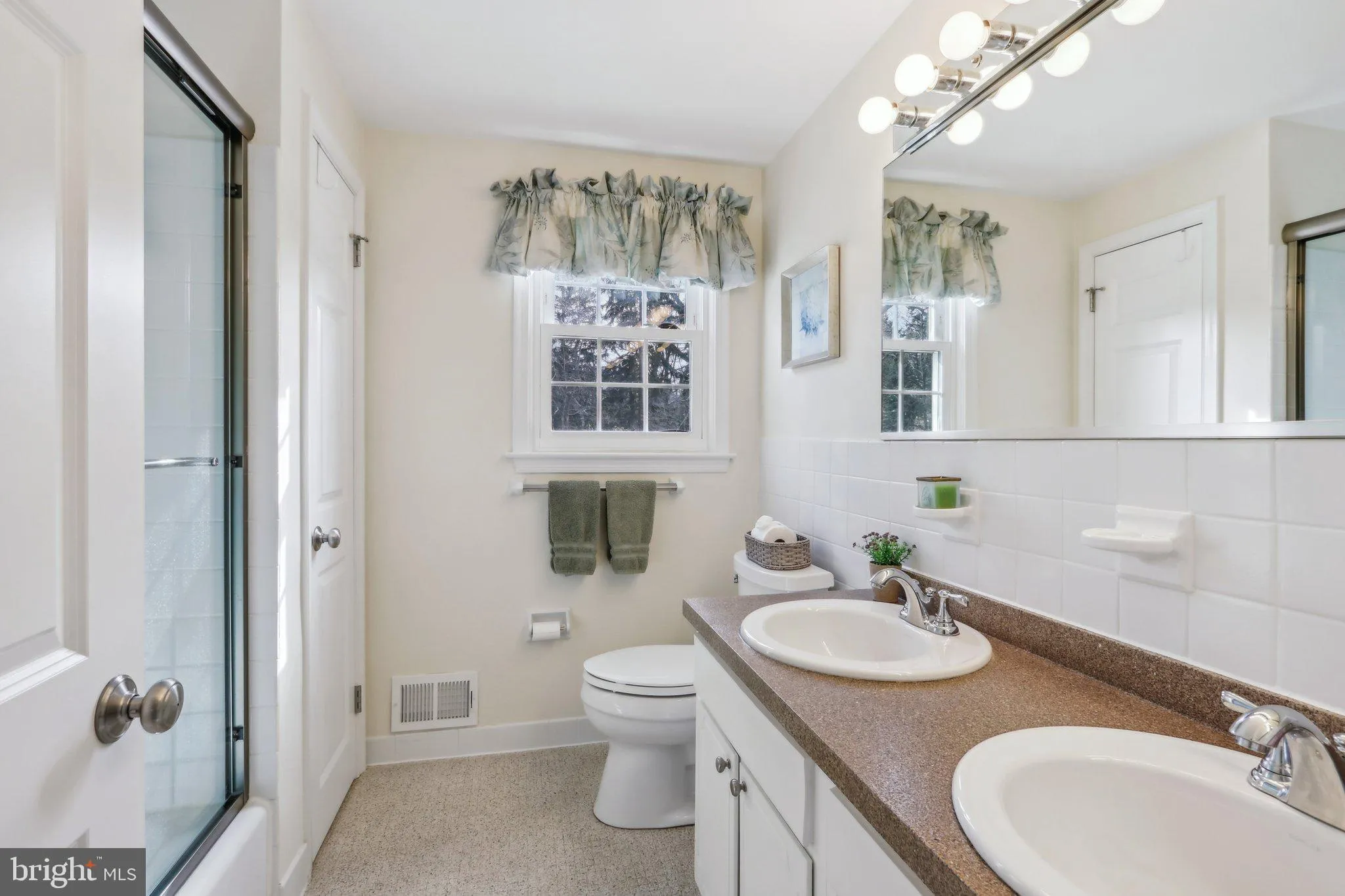 Berwyn, Pennsylvania 19312, United States, 4 Bedrooms Bedrooms, ,3 BathroomsBathrooms,Residential,Contingent,10900