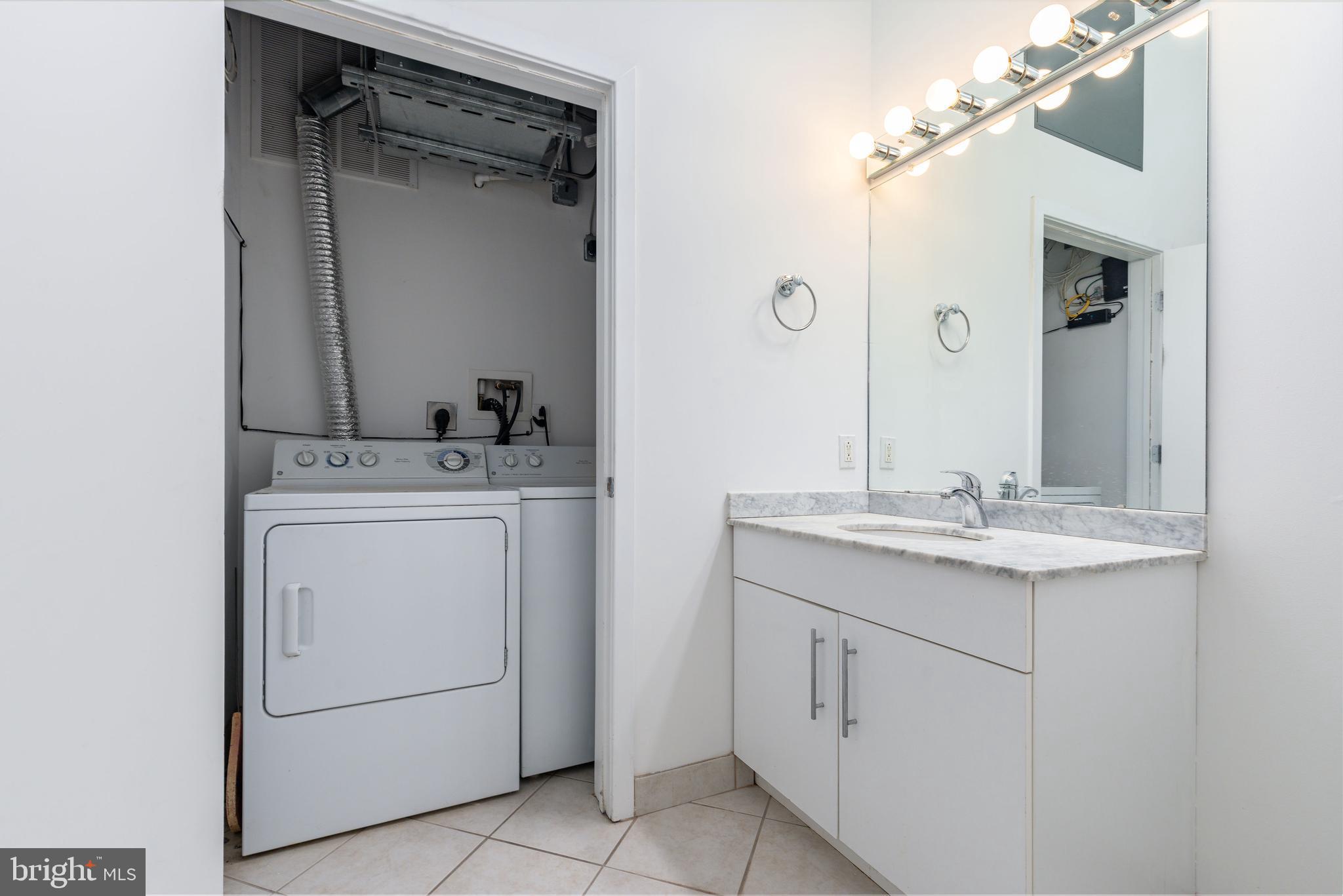 LOGAN SQUARE - Residential