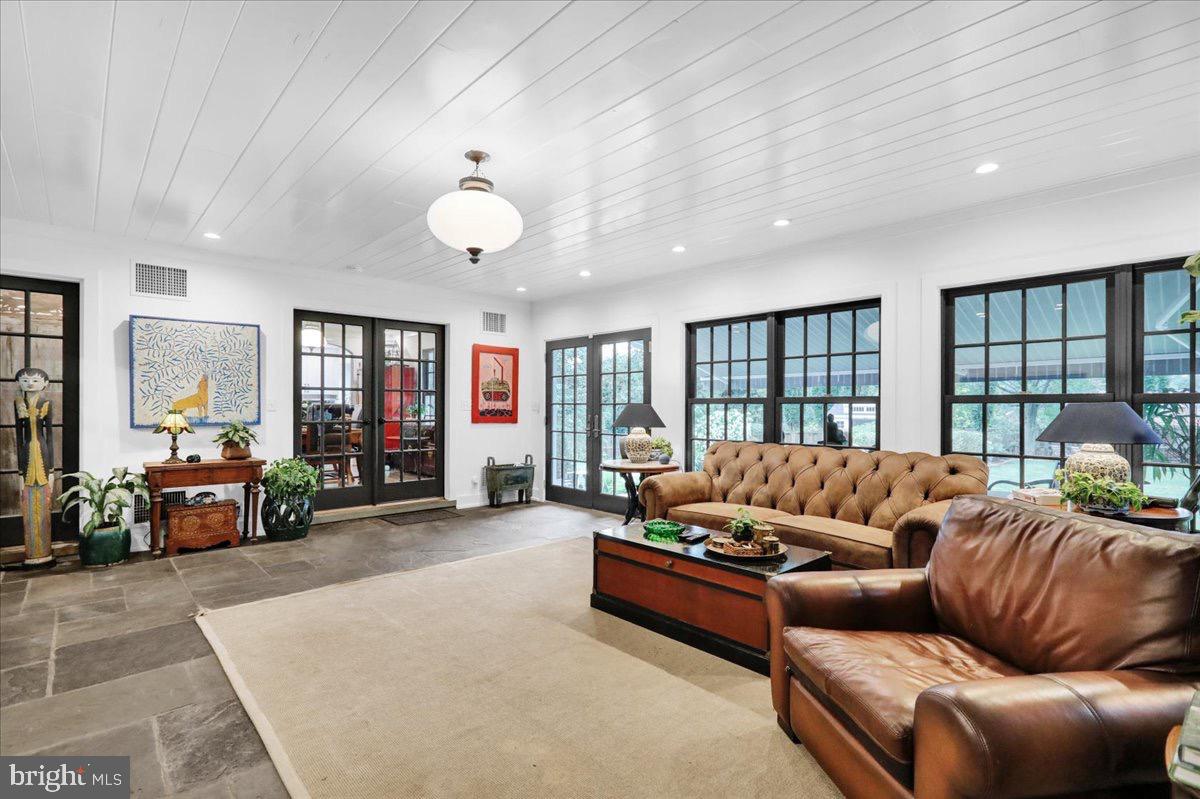 SCHOOL LANE HILLS - Residential