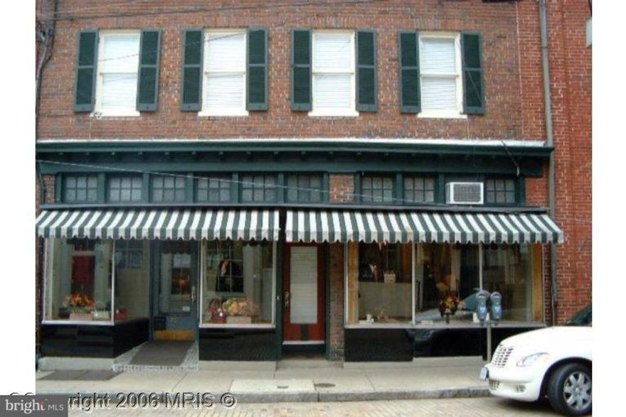 Fully Furnished, Historic Downtown Annapolis! At  corner of State Circle and MD Ave.  4 minute walk to the City Dock. You're in the heart of it all.  2 bedrooms, sleeps 4 with a queen bed and double futon bed, 1 bath and full galley kitchen. Great Lobbyist office, too! Relax in the very spacious living area. Owner|Agent.  Will consider short term.  Note Address: 77 1/2 MD Ave. Online application
