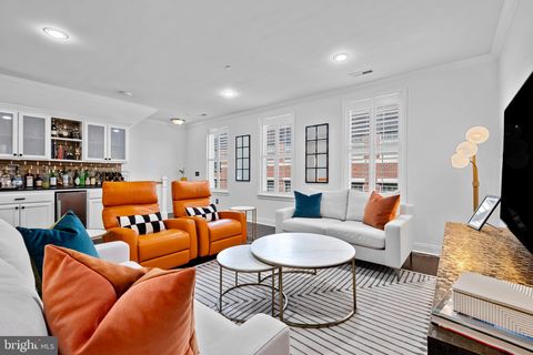 110 COMMODORE COURT PHILADELPHIA PA 19146