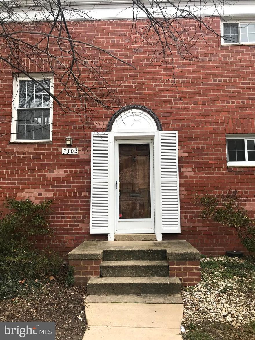 BRIGHT & AIRY 1 BEDROOM 1 BATH END UNIT CONDO. HARDWOOD FLOORS.  PLENTY OF CLOSET SPACE.  EXCELLENT LOCATION WITH PARKING AT FRONT DOOR AND NEXT TO POOL. EASY COMMUTE TO DC, PENTAGON, ETC.  DASH BUS SERVICE 2 BLOCKS AWAY FOR TRANSPORTATION TO PENTAGON AND BRADDOCK RD METRO.