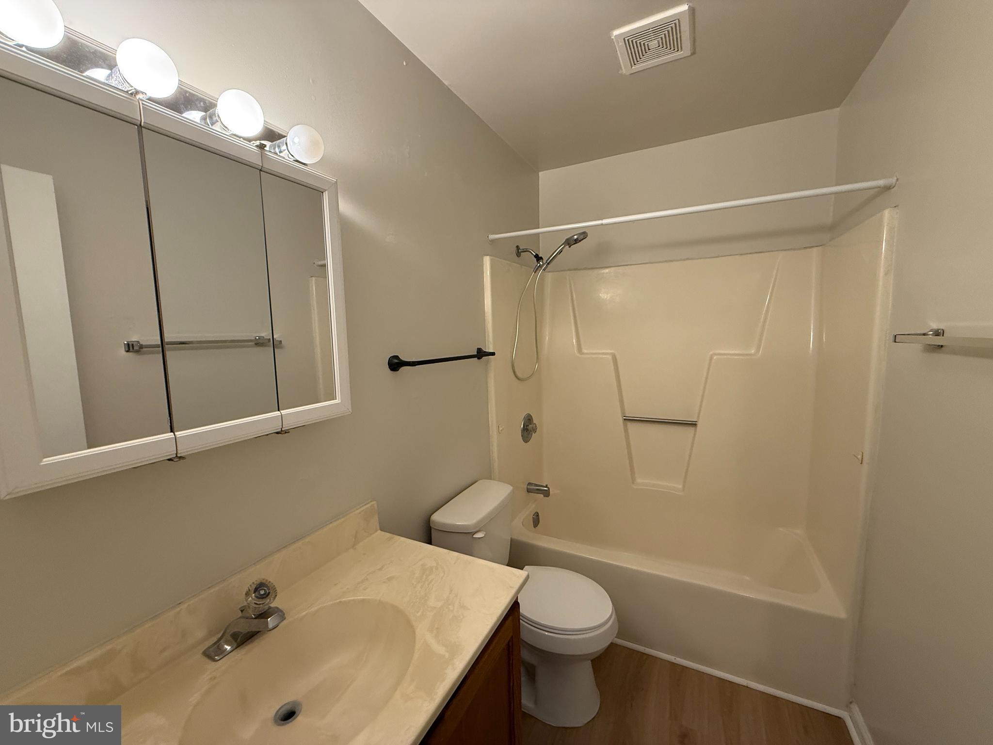 KINGS WOOD TOWNHOMES - Residential Lease