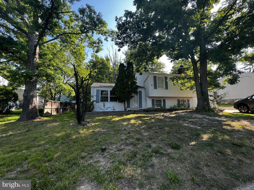 Don’t miss this nicely maintained 3 bedroom 2 bathroom priced to sell! Strong mechanics, great location & spacious rooms! Additional attachment on the back for more space! Call for more information or to schedule a showing!