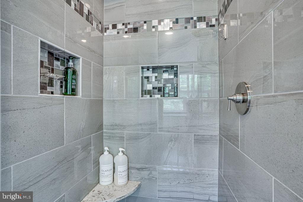 GOVERNORS GROVE - Residential Lease