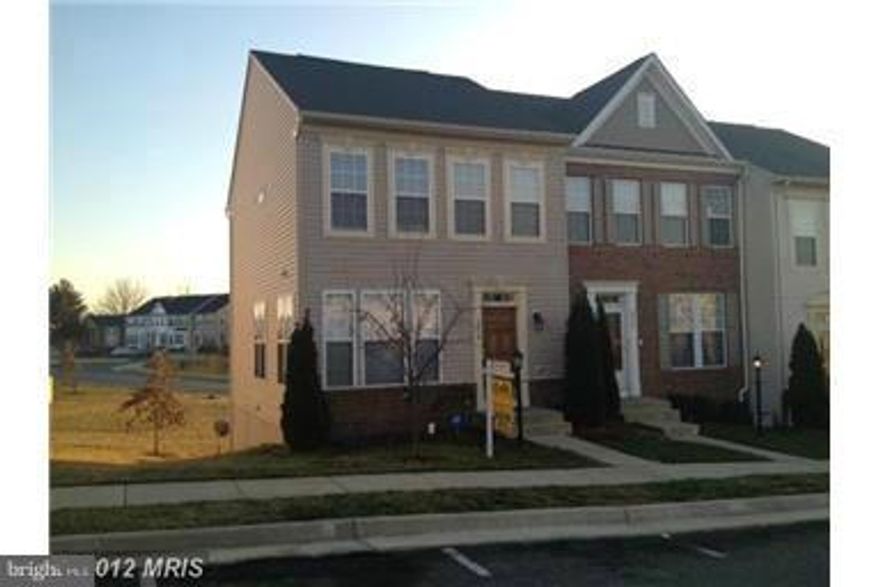 Three level end unit townhouse with 3 bedrooms + 1 dent, 3FB and 1 HB. Fully finished W/O basement.