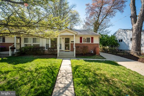 Photo of 629 W Lynfield Drive, ROCKVILLE, MD 20850 (MLS # MDMC2228286)