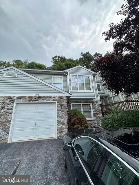 Photo of 202 MOUNTAINSTONE DR, ELIZABETHTOWN, PA 17022 (MLS # PALA2038320)