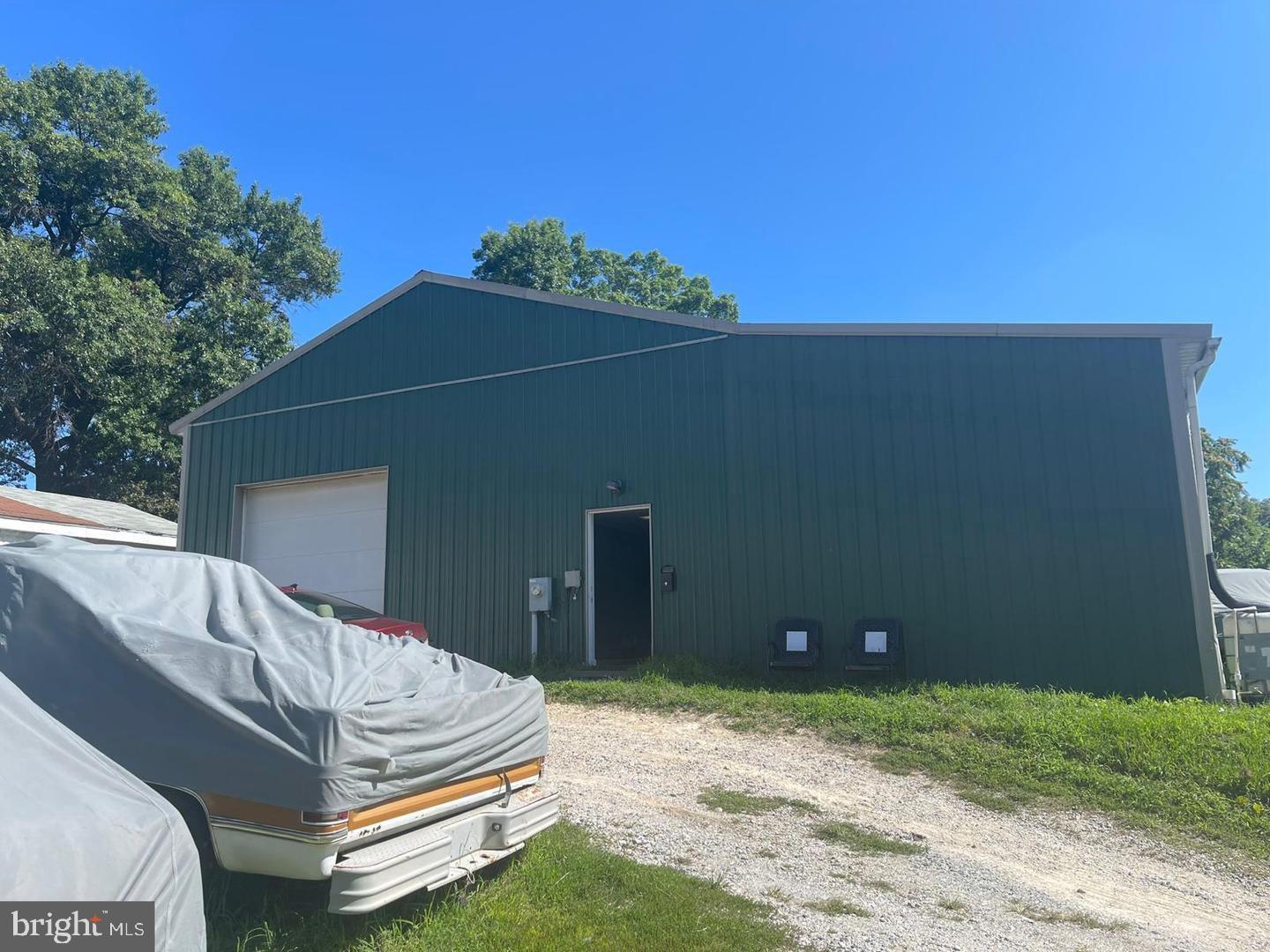 Warehouse and office space roughly 3,500 sqft with 3 separate entrances front and rear. The office can be converted back to warehouse space, and improvements made rear and front of the building including a mezzanine. Property is currently rented on a 2 year lease term (Nov 24-25) 4k per month triple net lease.
Come check out this amazing opportunity to own a midsized warehouse on a quiet dead-end street. Book your showing today!