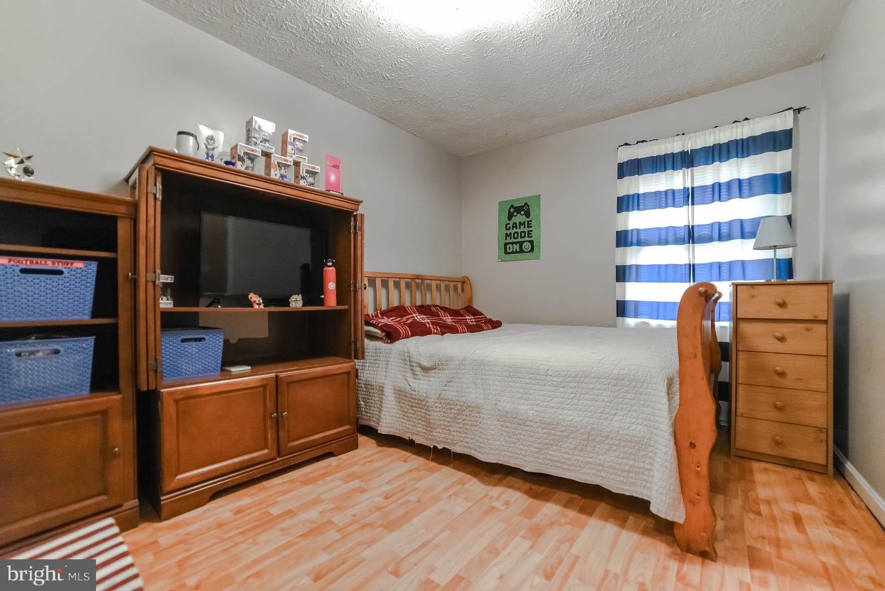 COUNTRY LAKES - Residential