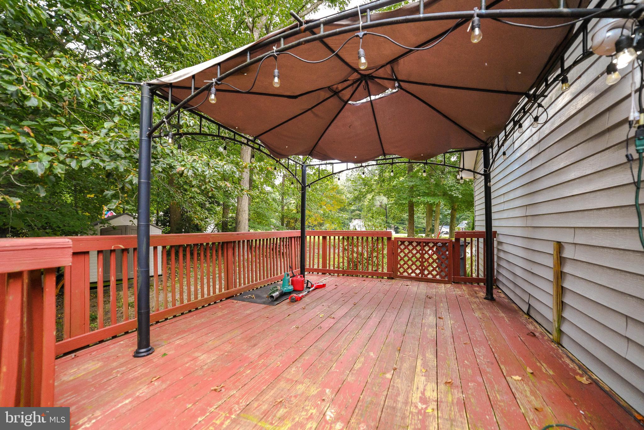 COUNTRY LAKES - Residential