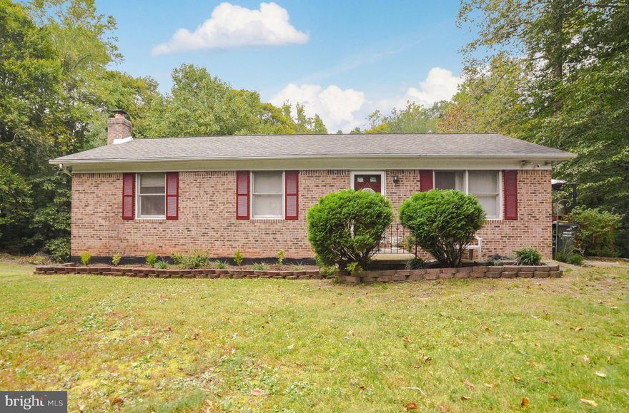 COUNTRY LIVING AT ITS BEST. THIS RAMBLER IS IN A GREAT LOCATION, EASY COMMUTE TO PAX RIVER OR DC. BRICK FRONT HOME WITH SIDE AND BACK DECKS. LOTS OF OPEN SPACE FOR THE KIDS AND ANIMALS TO RUN. 3 BEDROOMS AND 2 BATHS. SEPARATE FAMILY ROOM, EAT IN KITCHEN PARTIALLY FINISHED BASEMENT WITH FIREPLACE AND BRICK MANTEL. SEPARATE LAUNDRY ROOM.
CONVENTIONAL AND CASH OFFERS ONLY. WILL NOT PASS VA/FHA OR USDA.