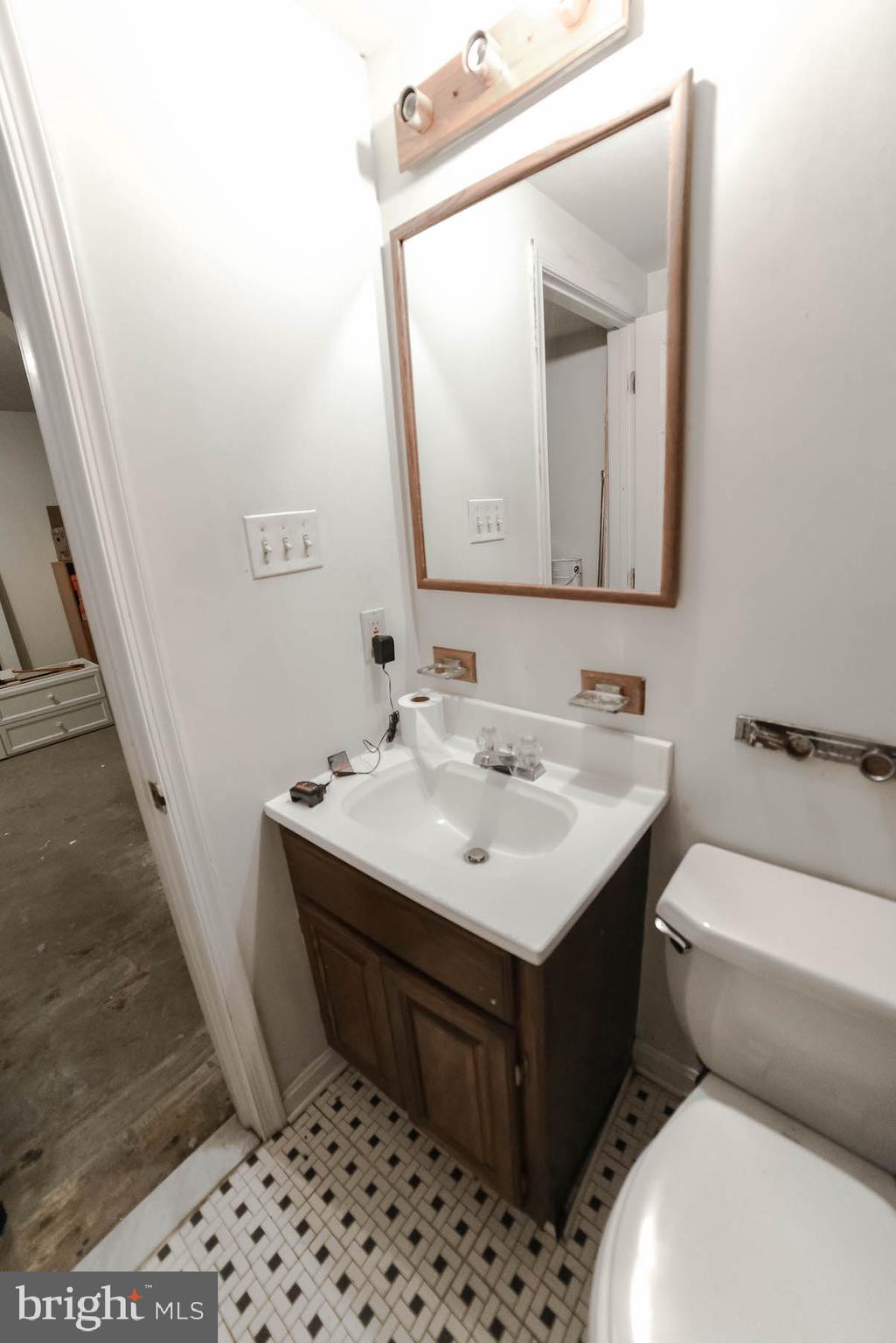 COUNTRY LAKES - Residential