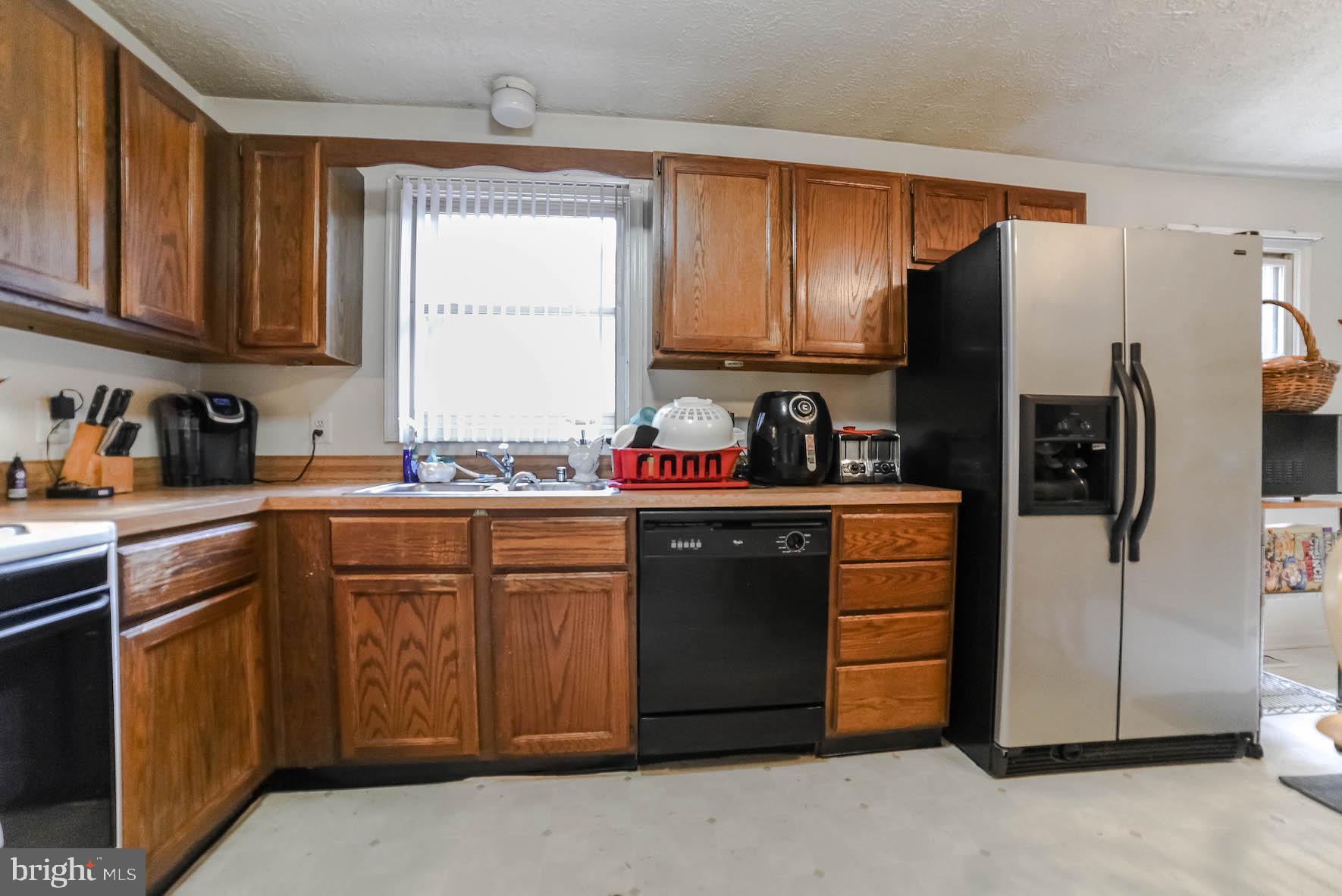 COUNTRY LAKES - Residential