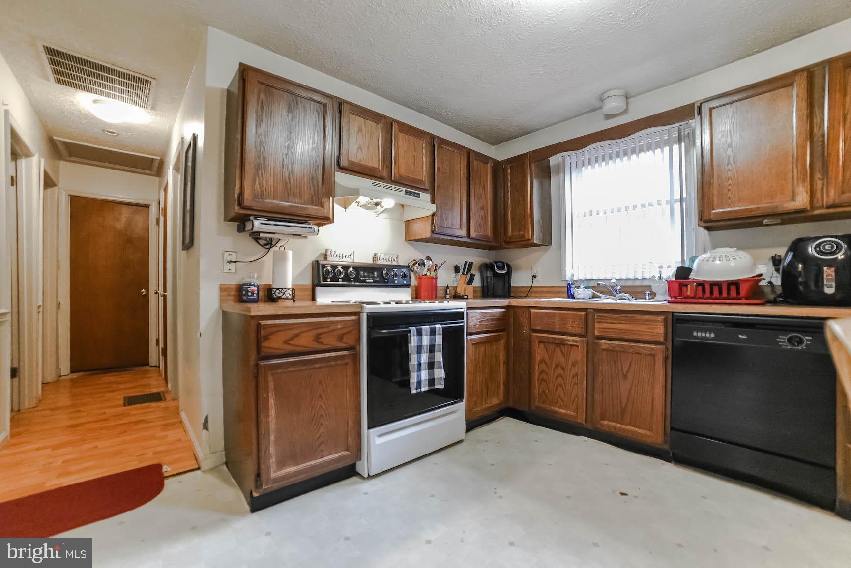 COUNTRY LAKES - Residential