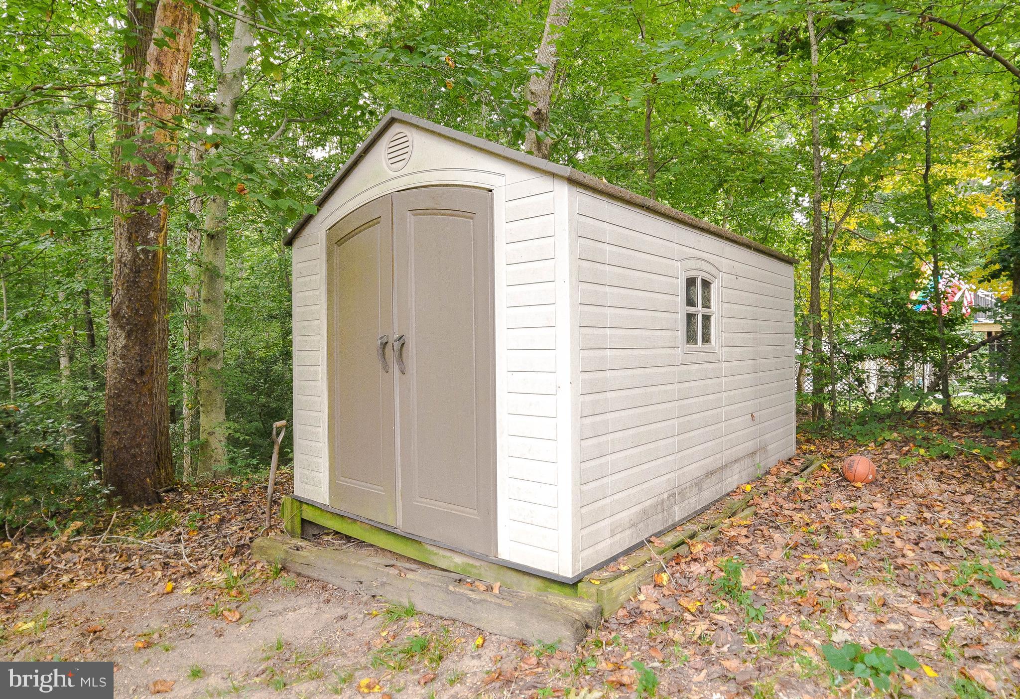 COUNTRY LAKES - Residential