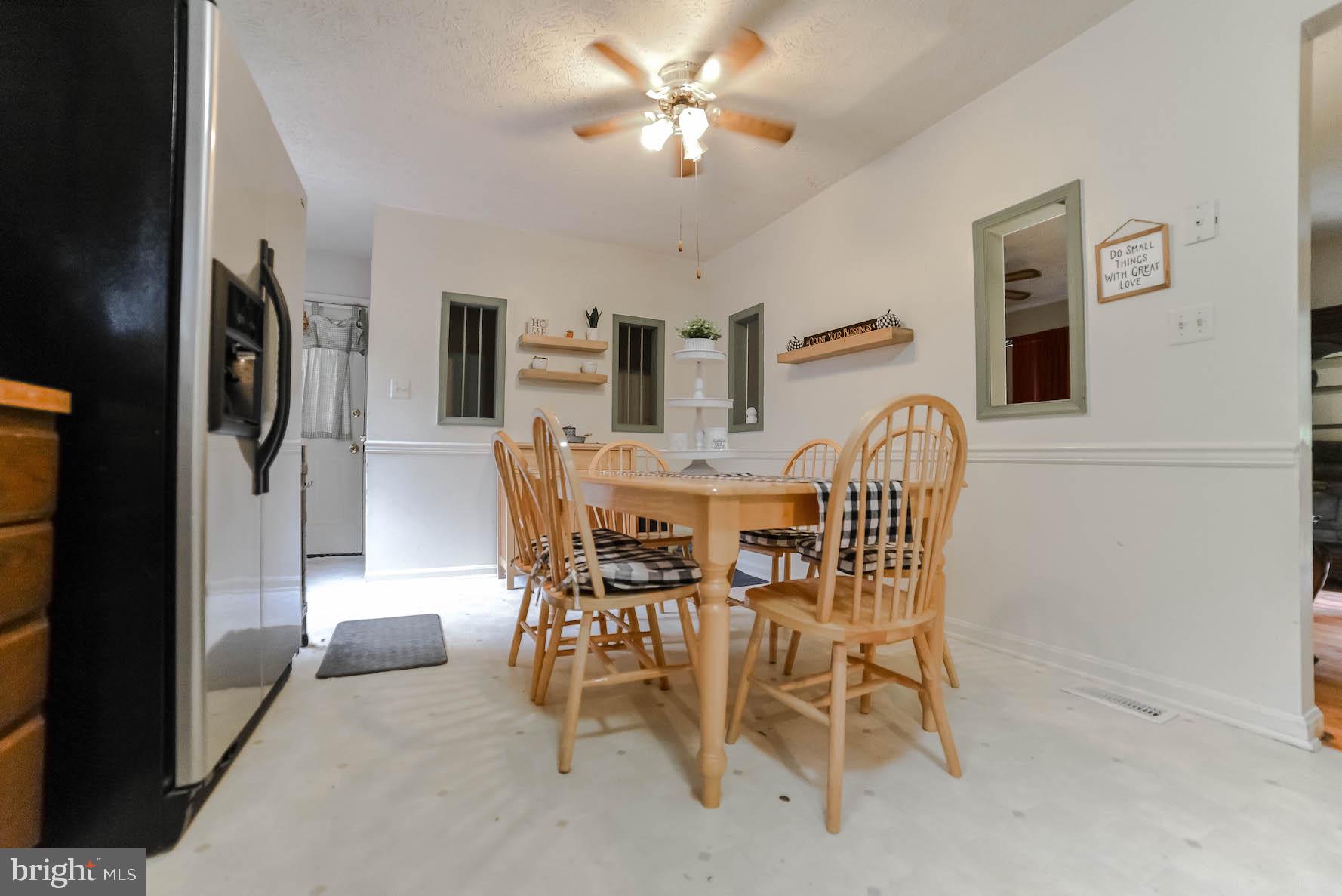 COUNTRY LAKES - Residential