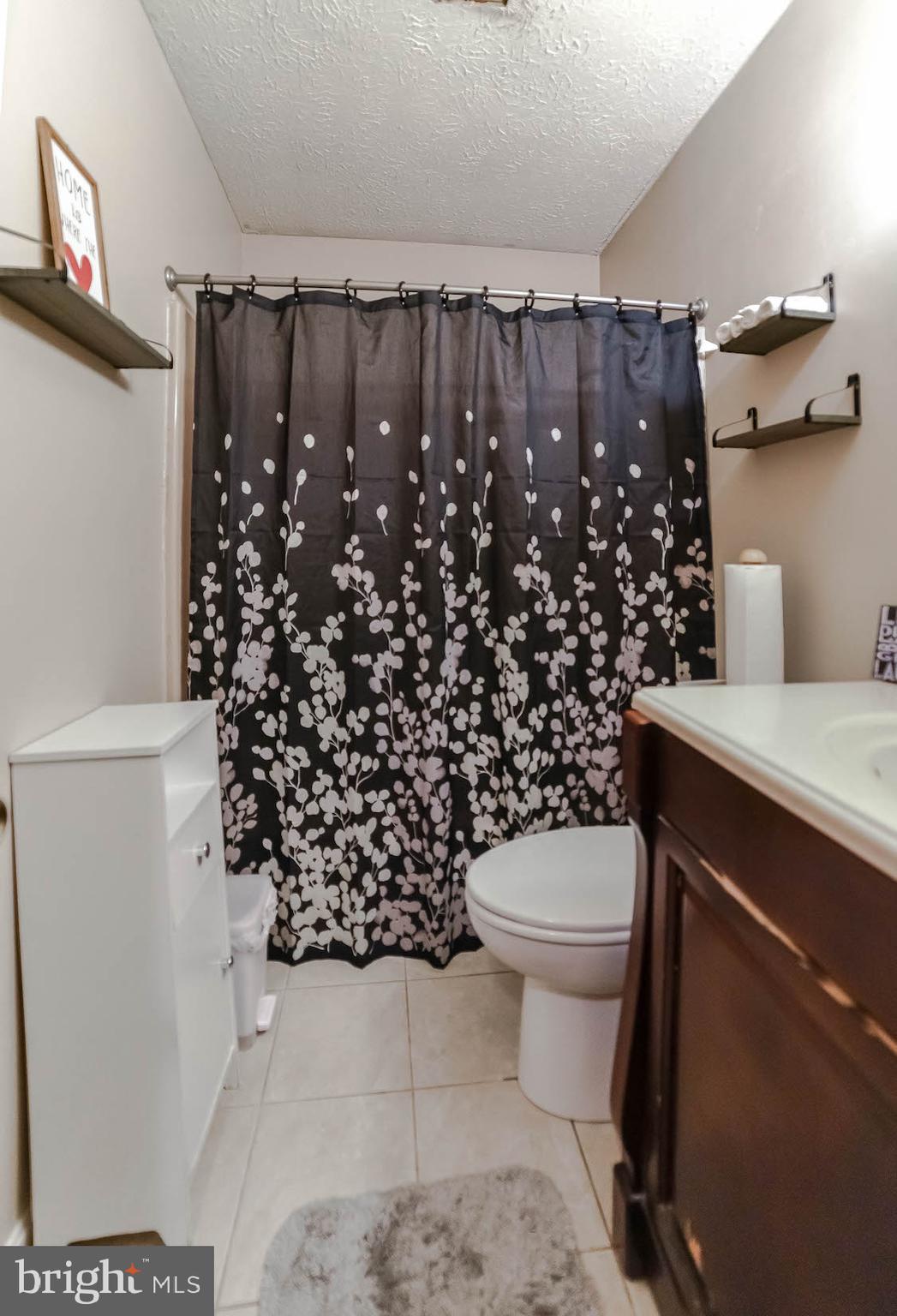 COUNTRY LAKES - Residential