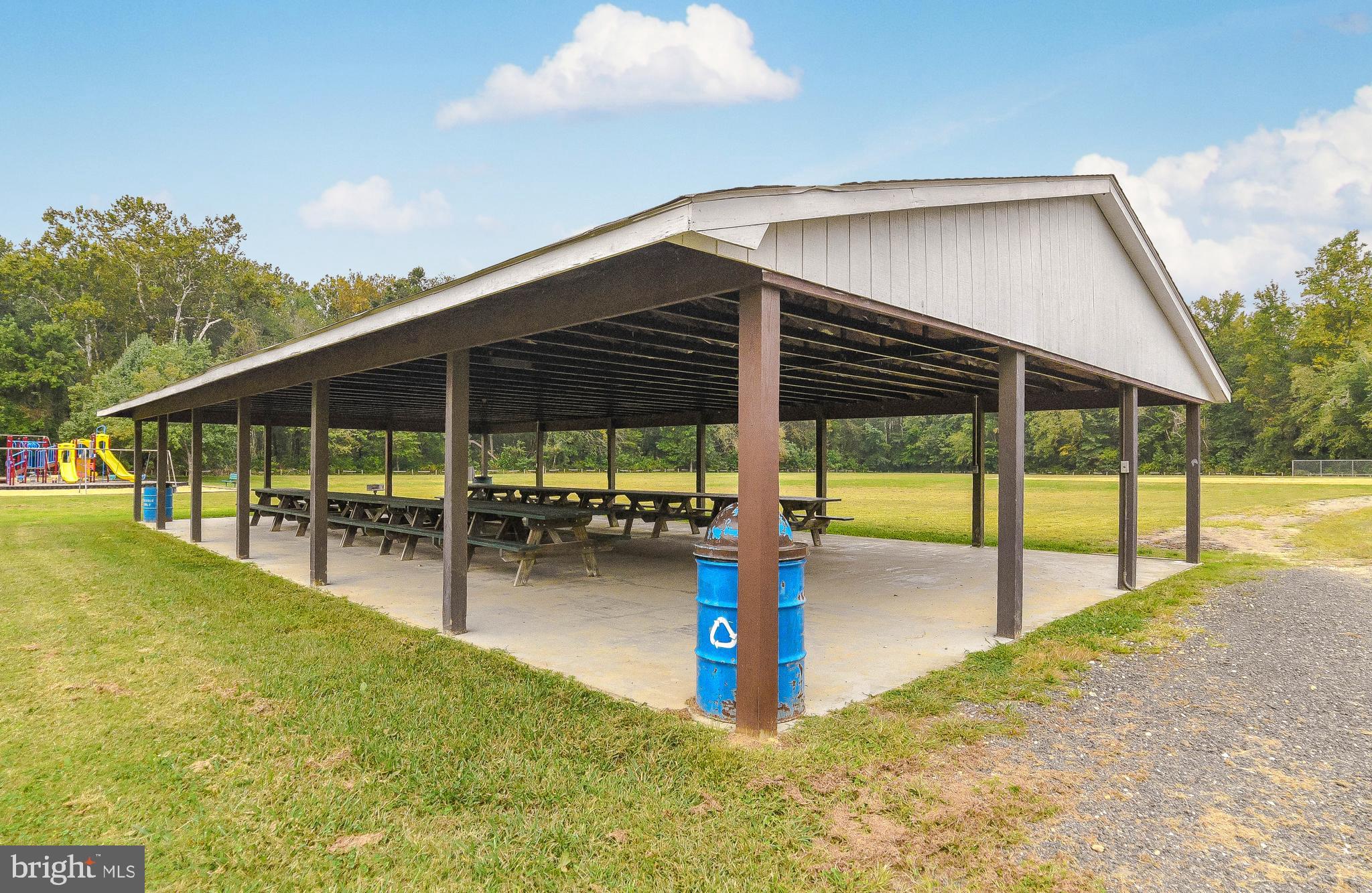 COUNTRY LAKES - Residential