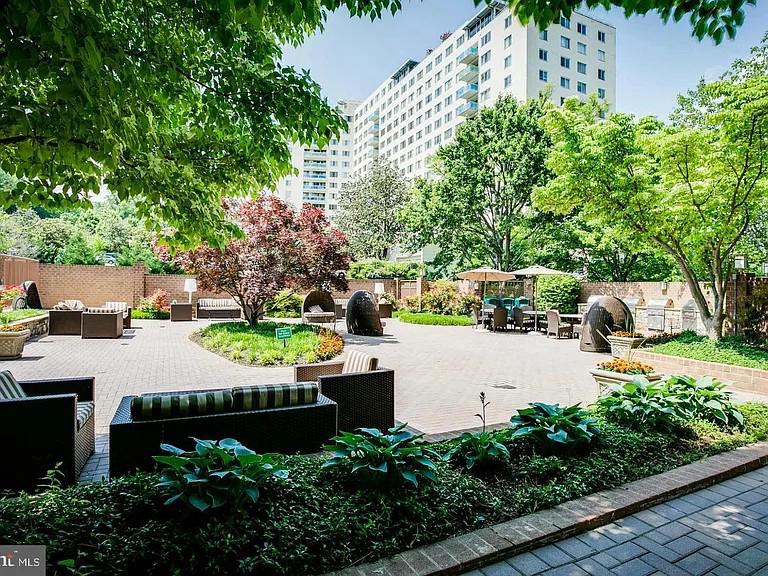 GROSVENOR PARK TOWNHOME CONDOMINIUMS - Residential