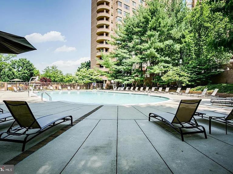 GROSVENOR PARK TOWNHOME CONDOMINIUMS - Residential