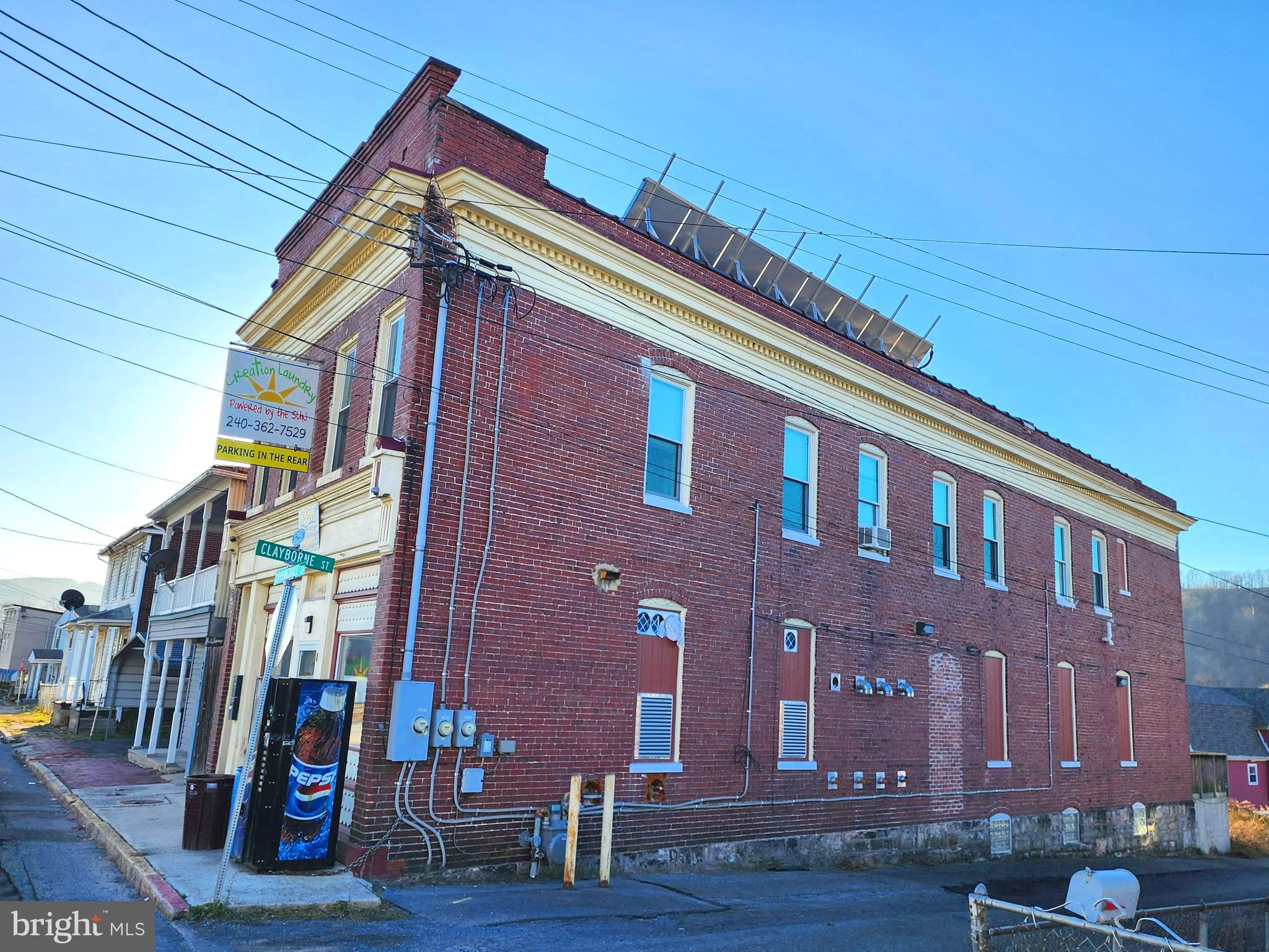 Main image without alt text