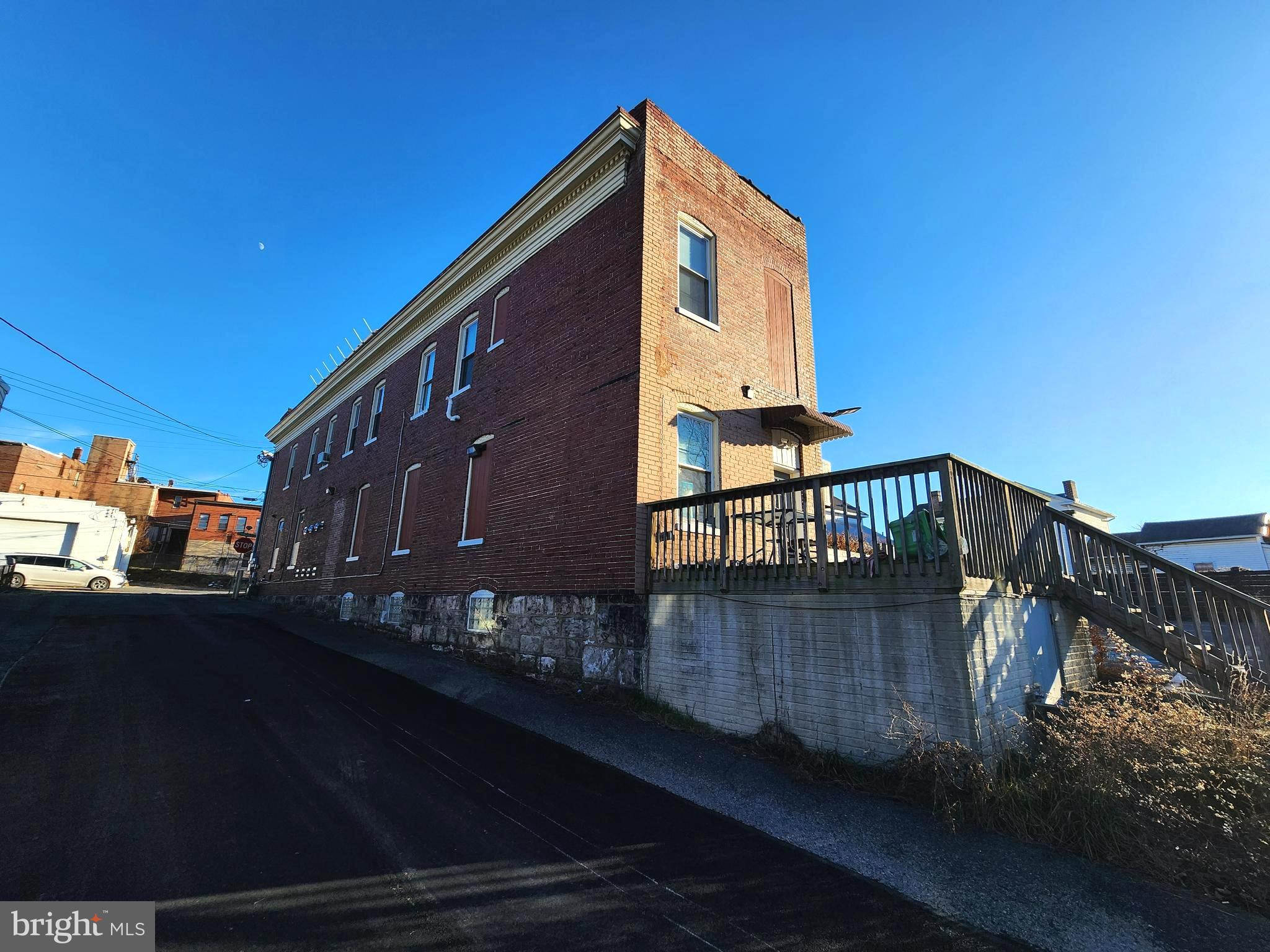 Main image without alt text