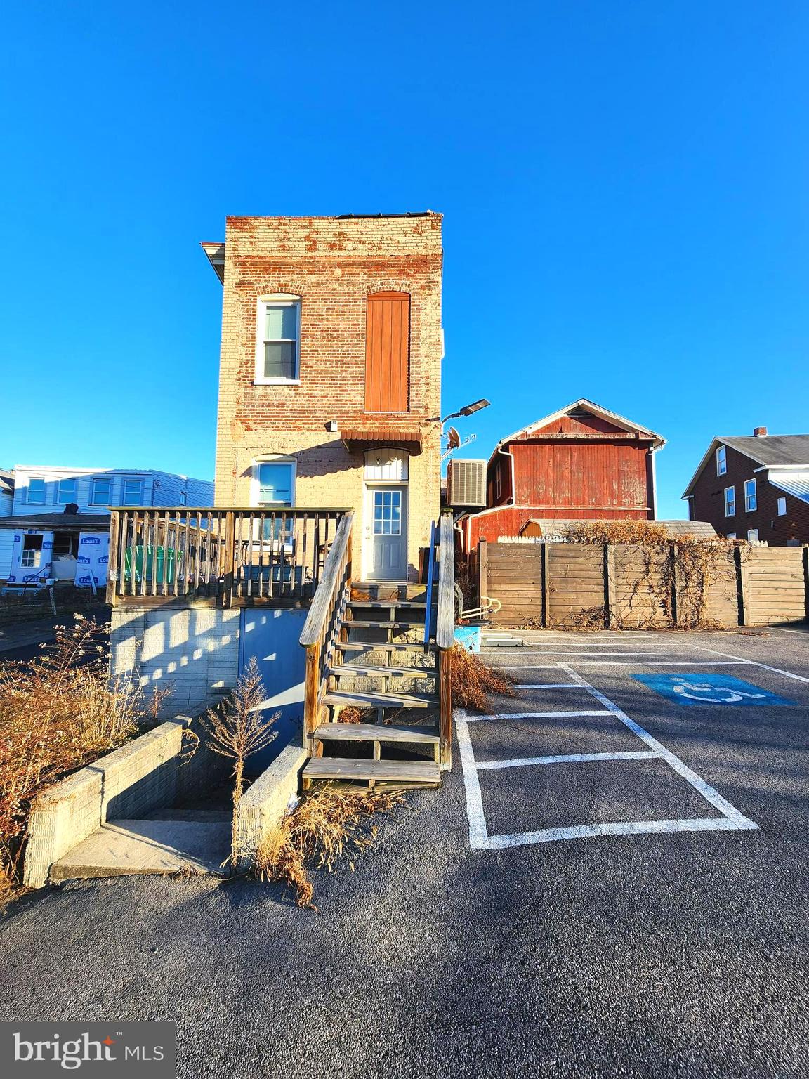 Main image without alt text