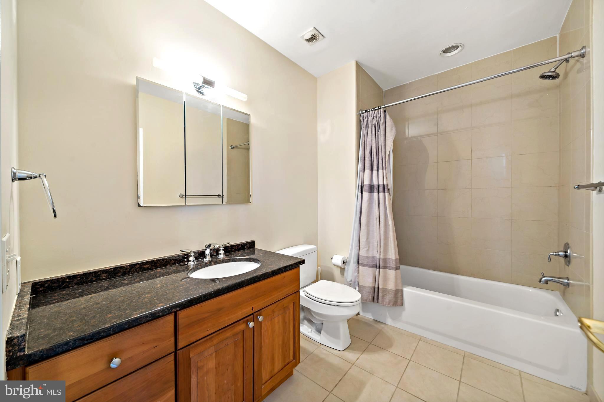 LOGAN SQUARE - Residential