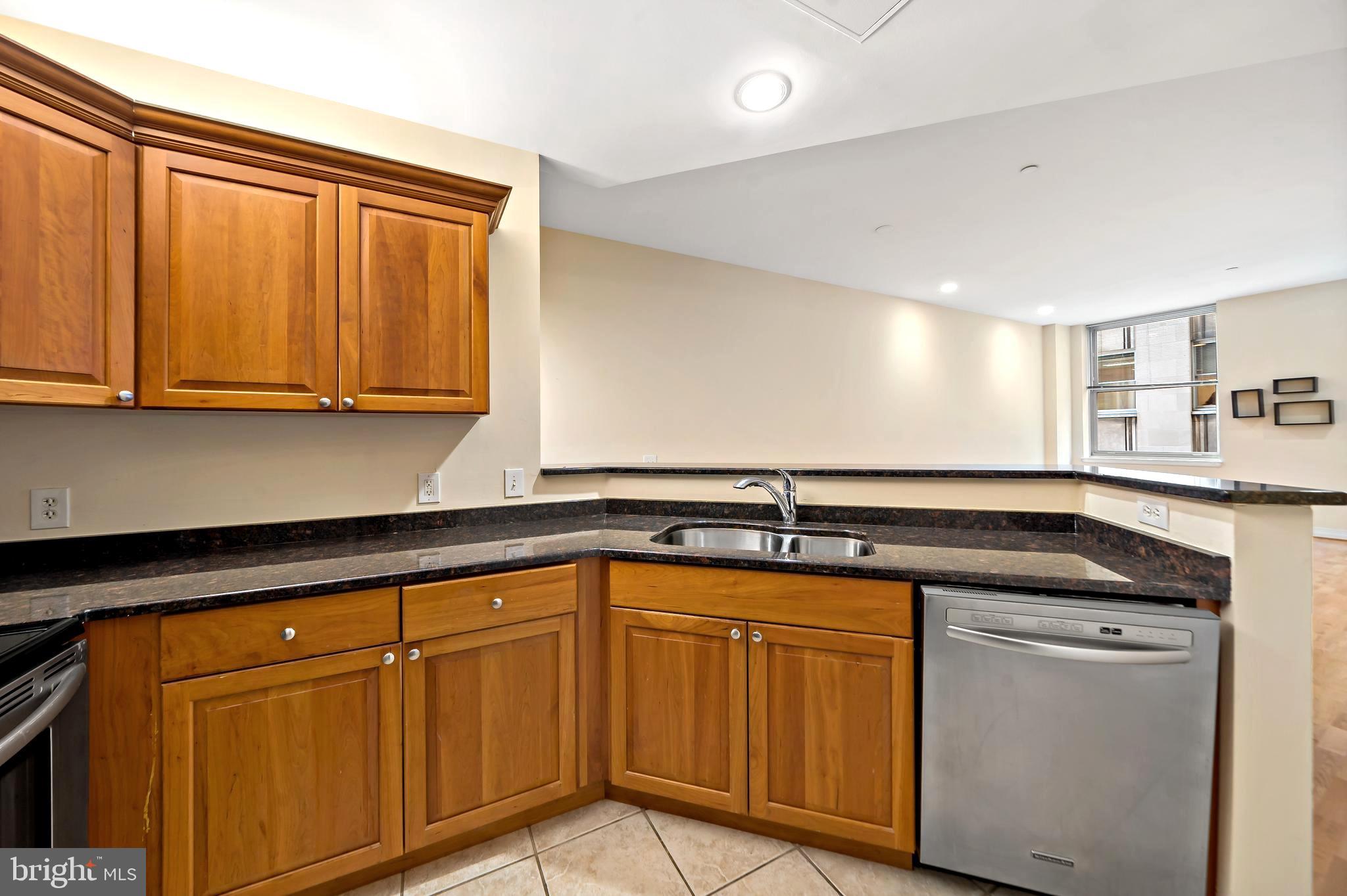 LOGAN SQUARE - Residential