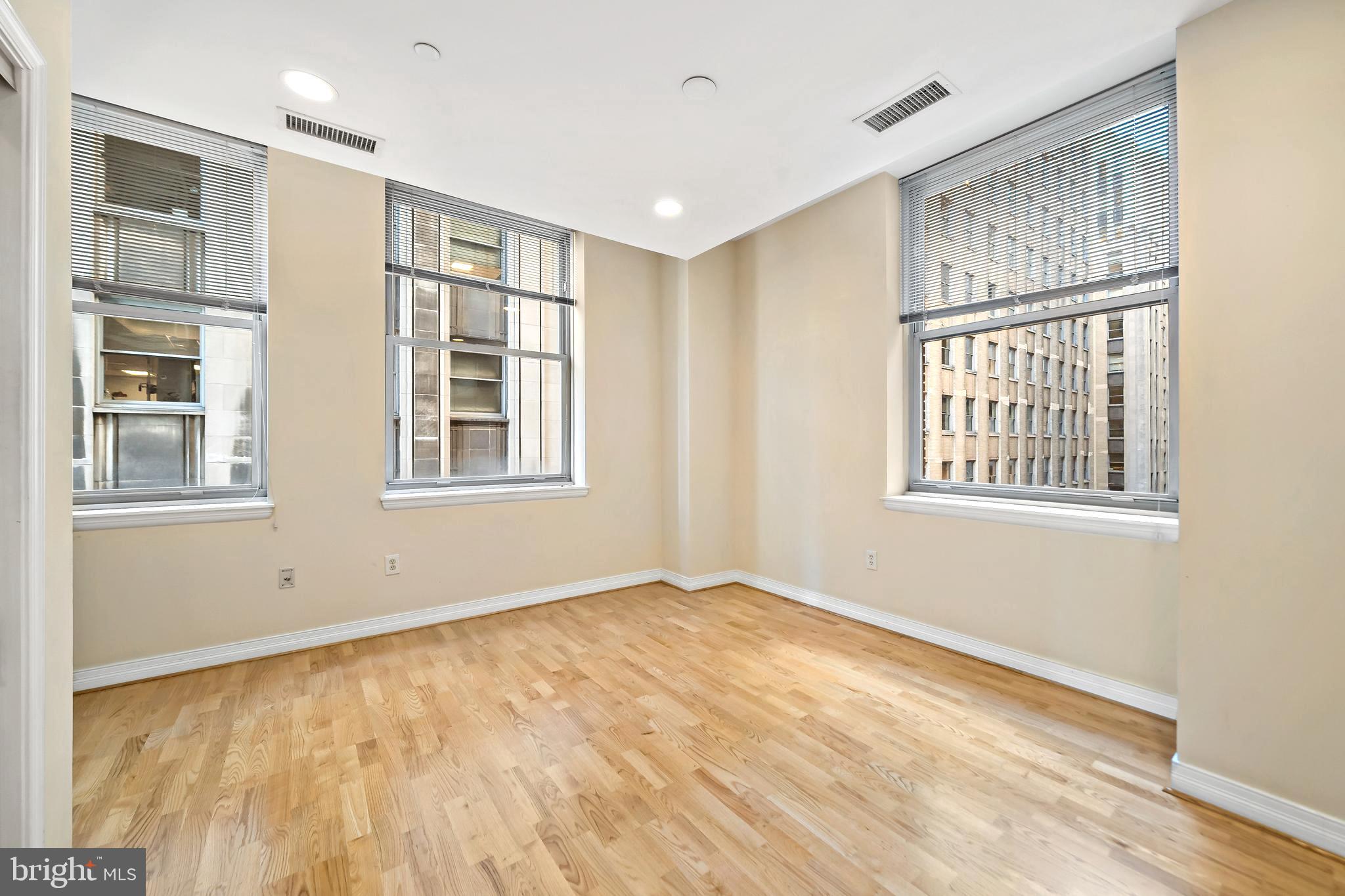 LOGAN SQUARE - Residential