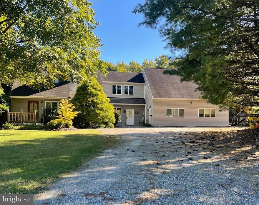 GIANT 6 BEDROOM 3 BATH SPRAWLING HOUSE/APARTMENT ON 2 PRIVATE ACRES. 2-3 ADDITIONAL ROOMS FOR OFFICE SPACE OR FAMILY ROOMS. LAST HOUSE AT END OF PRIVATE ROAD. GREAT CUSTOM  HOME BUILT IN THE LATE 1980'S, SO NO LEAD PAINT CONCERNS. ALL APPLIANCES INCLUDED. GROUNDS MAINTENANCE ALSO INCLUDED. VACANT AND READY FOR IMMEDIATE OCCUPANCY.