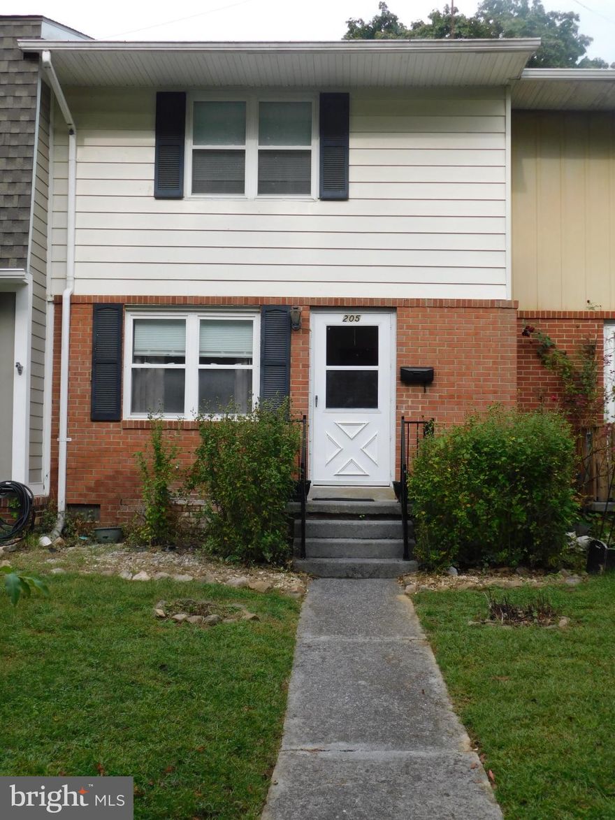 2 bedroom, 1 1/2 bath 2 story townhouse that has been very well maintained!  Main level features include large living room, eat in kitchen, 1/2 bath and laundry.  2 bedrooms with 2 closets and a full bath are upstairs.  There is a storage shed in the backyard.  Tenant is responsible for the utilities and yard maintenance.  No pets.  Available now!