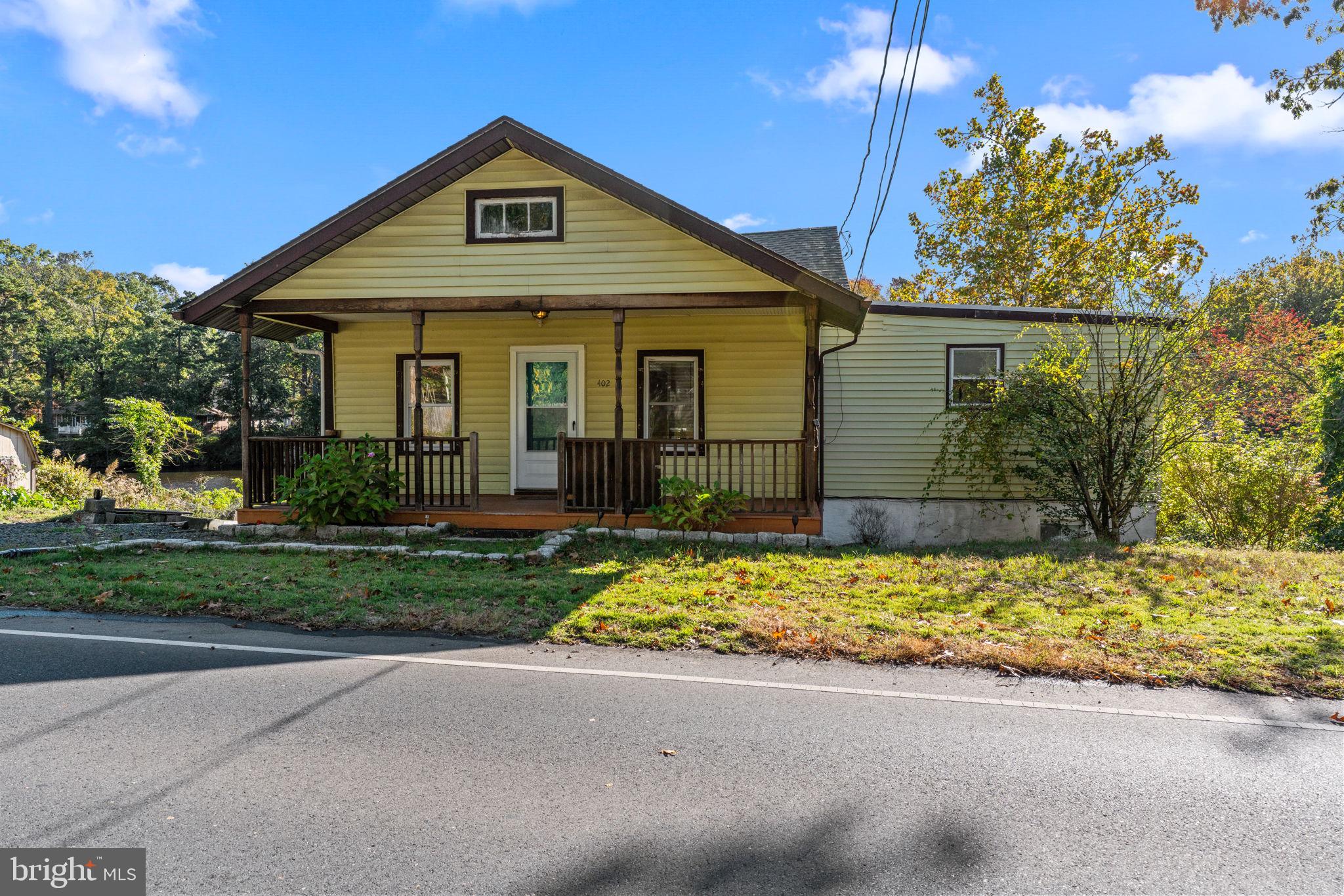 402 W LAKESHORE DRIVE