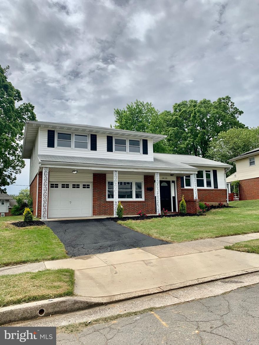 Beautiful! Recently ubdated split level family home in Rosedale. This home features 4 bedrooms, 3 full baths, new  ss appliances, new countertops, new kitchen cabinets, new washer and dryer. This home features  hardwood floor in the living room, dinning room, and bedrooms. Buyers will love the updates on this split level home. Laundry  in the basement. This home is move-in ready . A must see!