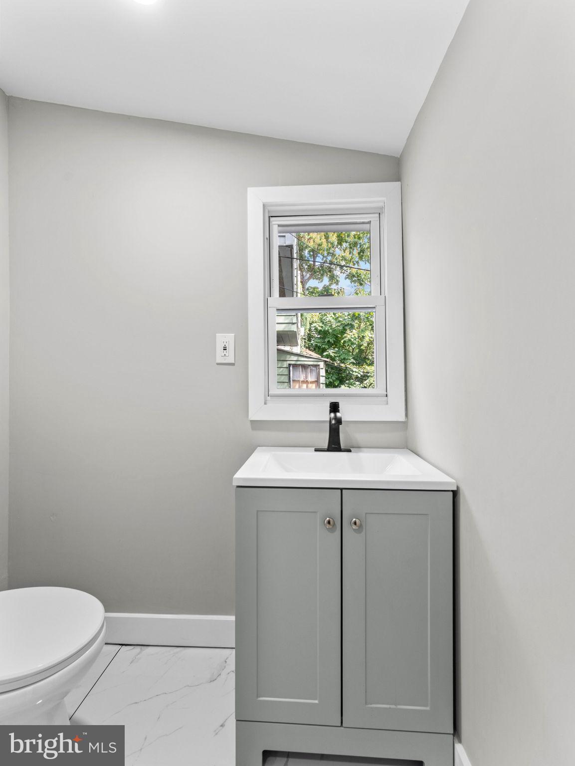 228 W SEYMOUR STREET