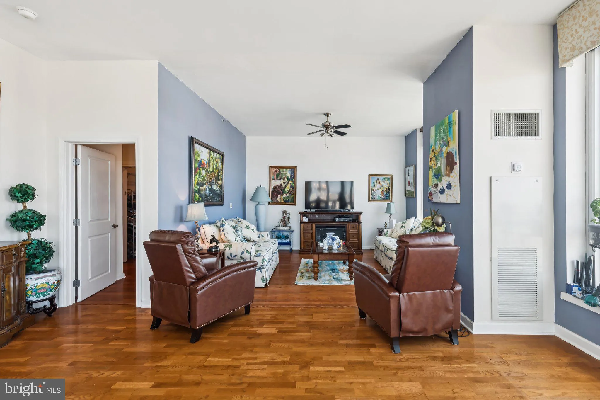 Philadelphia, Pennsylvania 19123, United States, 3 Bedrooms Bedrooms, ,4 BathroomsBathrooms,Residential,Active,204894