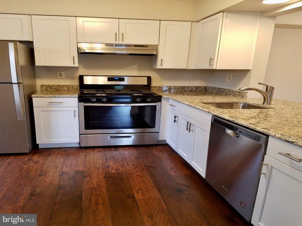 Absolutely beautiful, recently renovated, 2 Bedroom 2 Bathroom condo in highly desirable Society Place in Newtown PA. One of the largest 1st floor units in all of Society Place at 1125 sq.ft. Parking conveniently located right in front of unit. Kitchen features white shaker cabinets, granite counter tops, stainless steel appliances. Living Room leads to your Private Patio. Beautiful flooring (see photos!). Master Bedroom features Master Bath and large Walk-in-Closet. Two Full Bathrooms (recently updated). Washer and Dryer in unit. Rent now, live maintenance free and enjoy all that the Newtown Grant Community Association has to offer, including: Two Pools, Basketball Court, Tennis Court, Playground and Clubhouse with activities for all. Your new home awaits!!