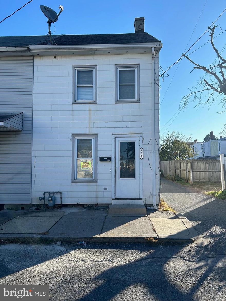 Newly remodeled 3 bedroom townhouse for rent. No Smoking.  $50 nonrefundable application fee required per applicant and if selected $50 admin fee. 615 Min. Credit Score 


AGENTS READ REMARKS