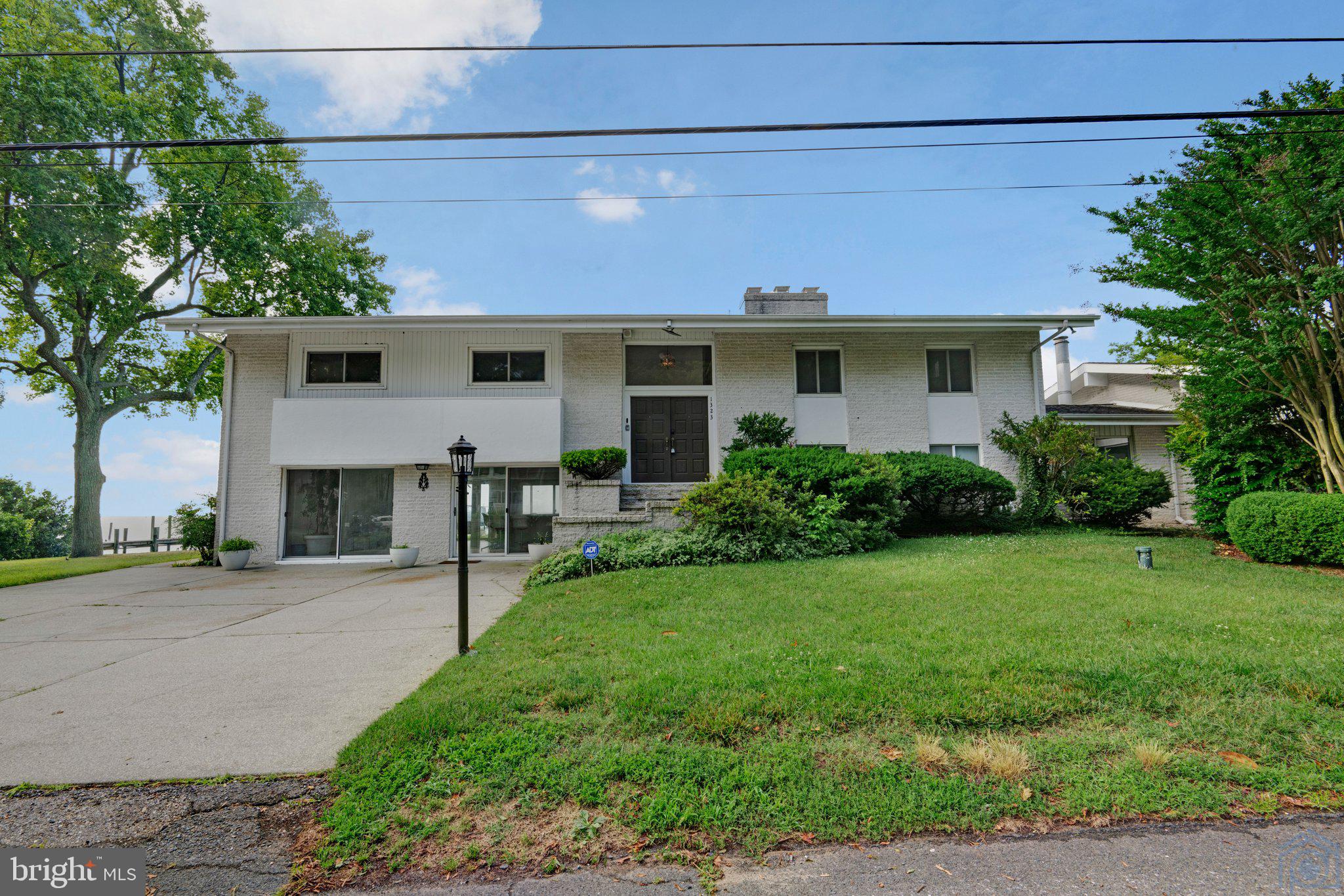 1323 MAGNOLIA AVENUE