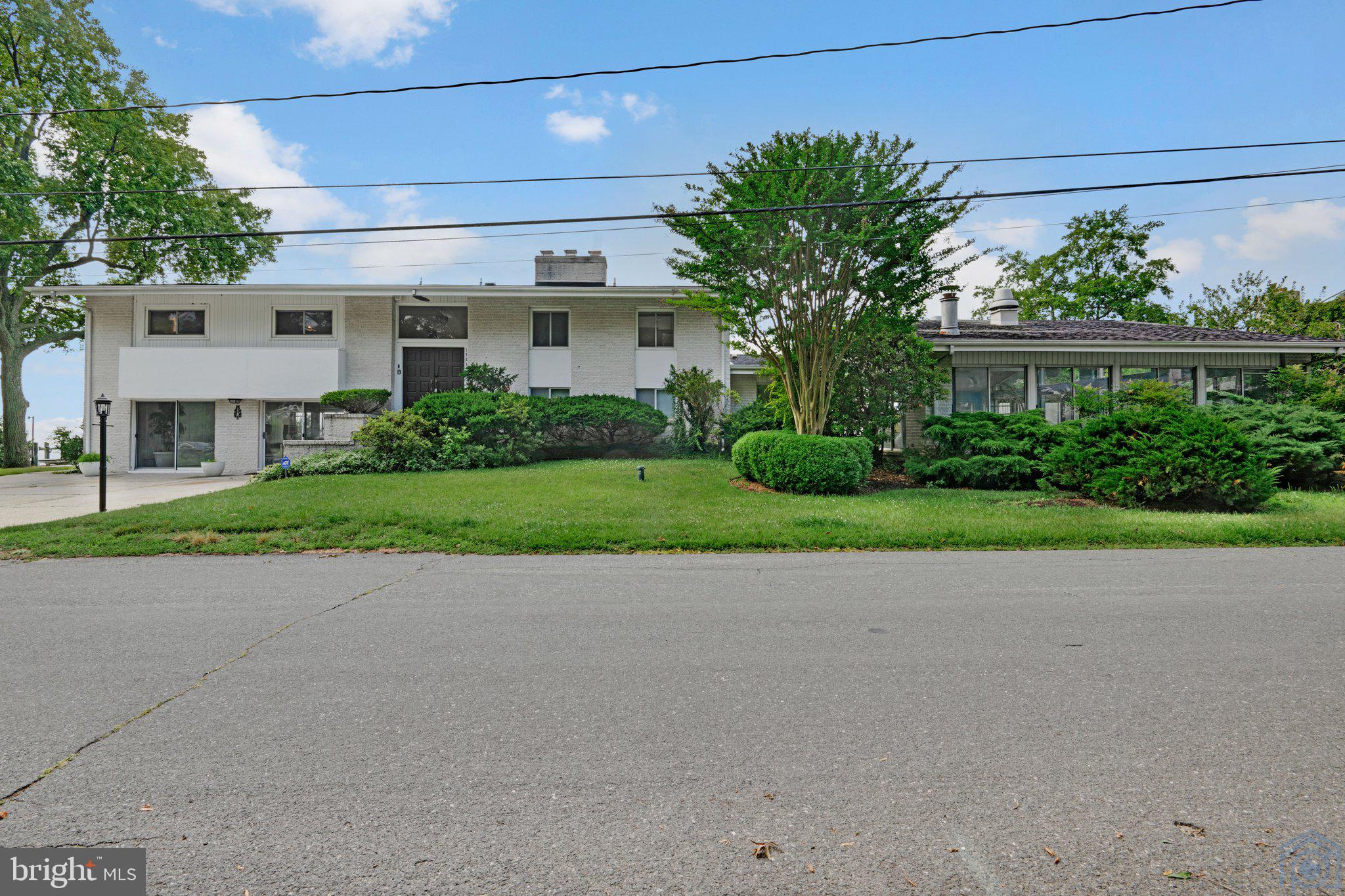 1323 MAGNOLIA AVENUE