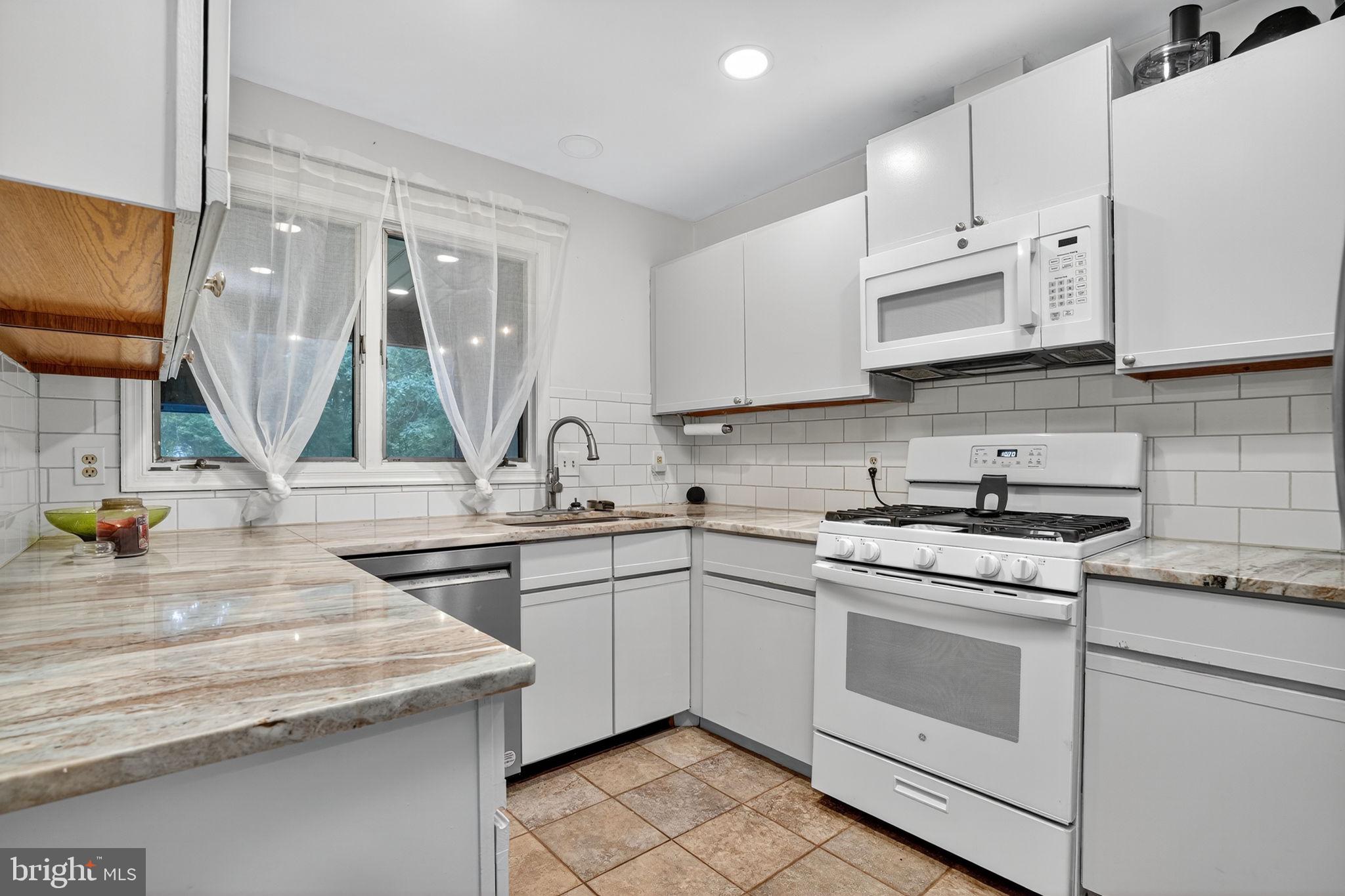 CAPTAIN'S COVE - Residential