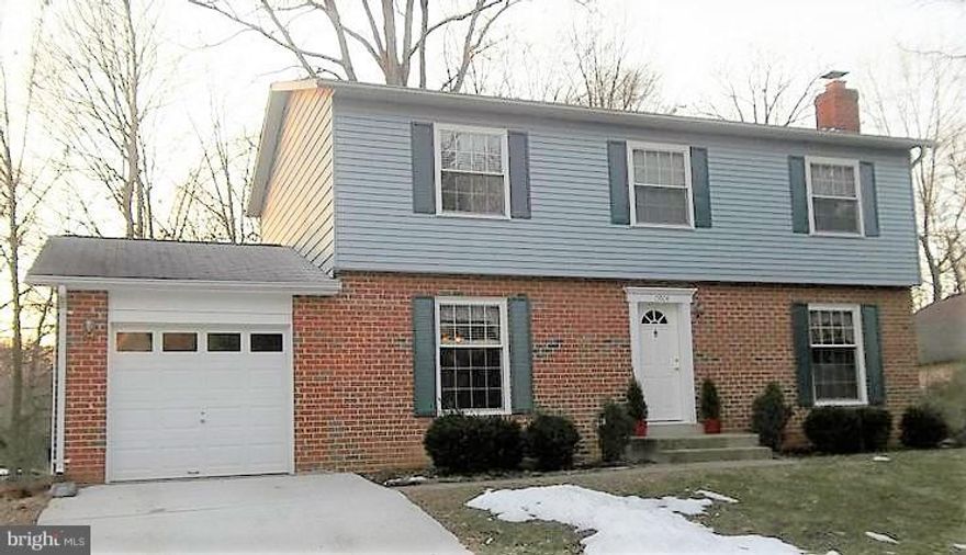 Sought after Montclair! Recently updated. Large 4 bedroom, 3.5 bathroom. Large kitchen with loads a cupboards and space! Hardwood floors. Family room with fireplace. Great sized bedrooms. Rear yard with flagstone patio. 1 car garage. This home is great! Neighborhood has lots of amenities which incl: 3 beaches, tennis courts, playgrounds, pool, walking trails, & more!