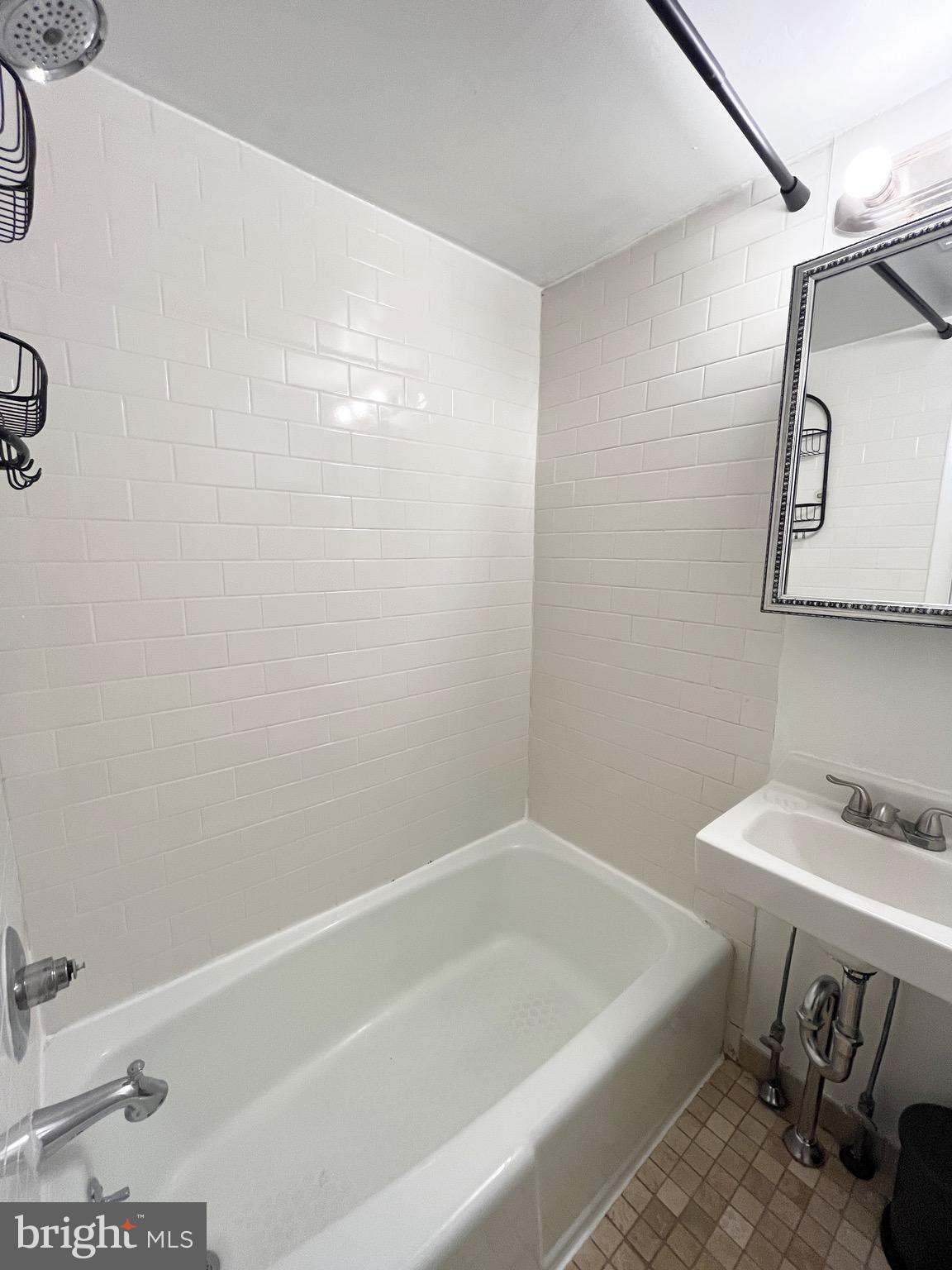 QUEEN VILLAGE - Residential Lease