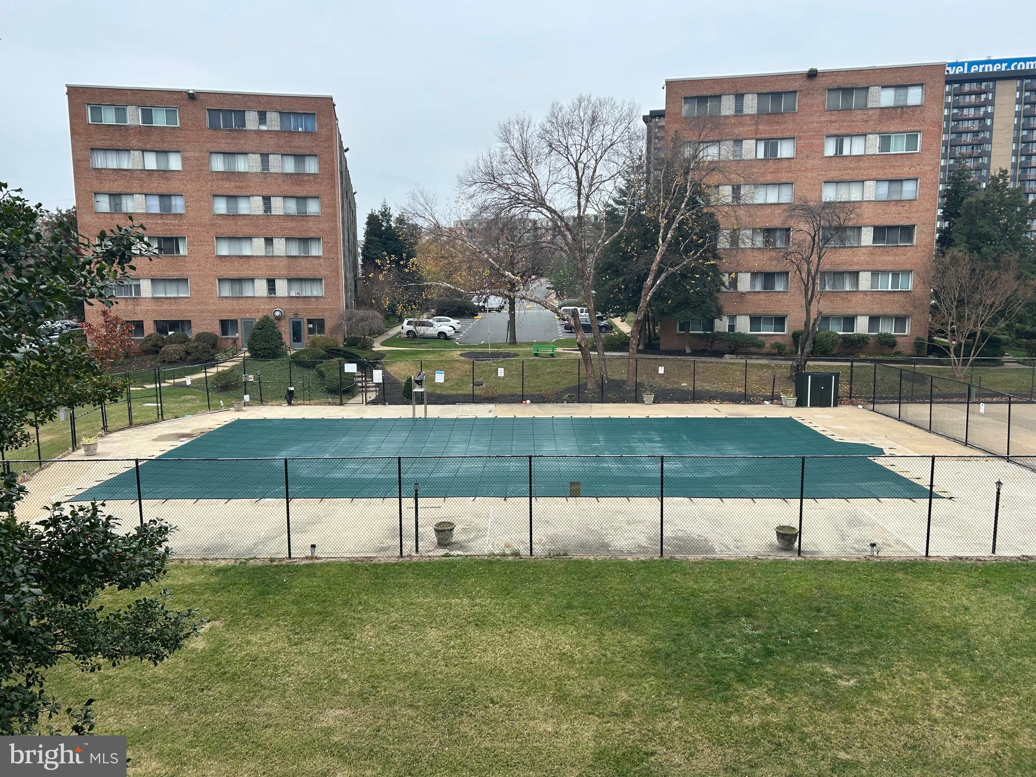 THE SEASONS - Residential