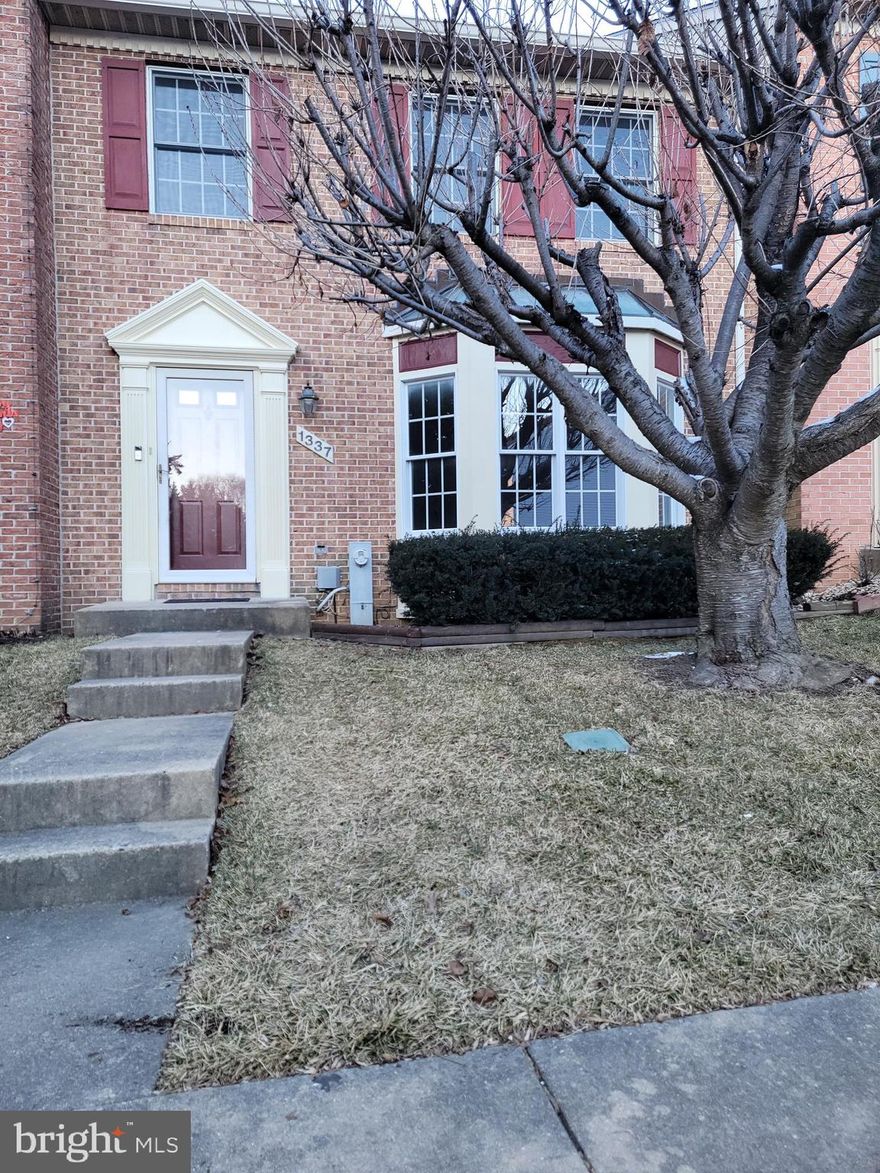 "WONDERFUL HOME AND GREAT NEIGHBORHOOD"  HOME HAS BEEN FRESHLY REPAINTED THROUGHOUT FROM TOP TO BOTTOM. ALL NEW CARPET IN TWO OF THE BEDROOMS, FAMILY ROOM IN LL, EXTRA ROOM IN LL, AND BOTH SETS OF STAIRS.  FABULOUS KITCHEN FEATURING GRANITE COUNTERS, ISLAND WITH EXTRA SINK.  ALL STAINLESS STEEL APPLIANCES. SLIDERS ON MAIN LEVEL TO DECK WITH STEPS TO GROUND FENCED YARD. LL SLIDERS LEAD TO OUTSIDE PATIO WITH HOT TUB.  THIS HOME IS DEFINITELY IN MOVE IN CONDITION.  EXTERIOR FRONT DOOR, TRIM AND SHUTTERS HAVE ALL BEEN FRESHLY PAINTED.  OVER 2900 SQ. FT OF LIVING SPACE.  BETTER HURRY BEFORE ITS GONE.   THIS NEIGHBORHOOD IS GREAT FOR WALKING .